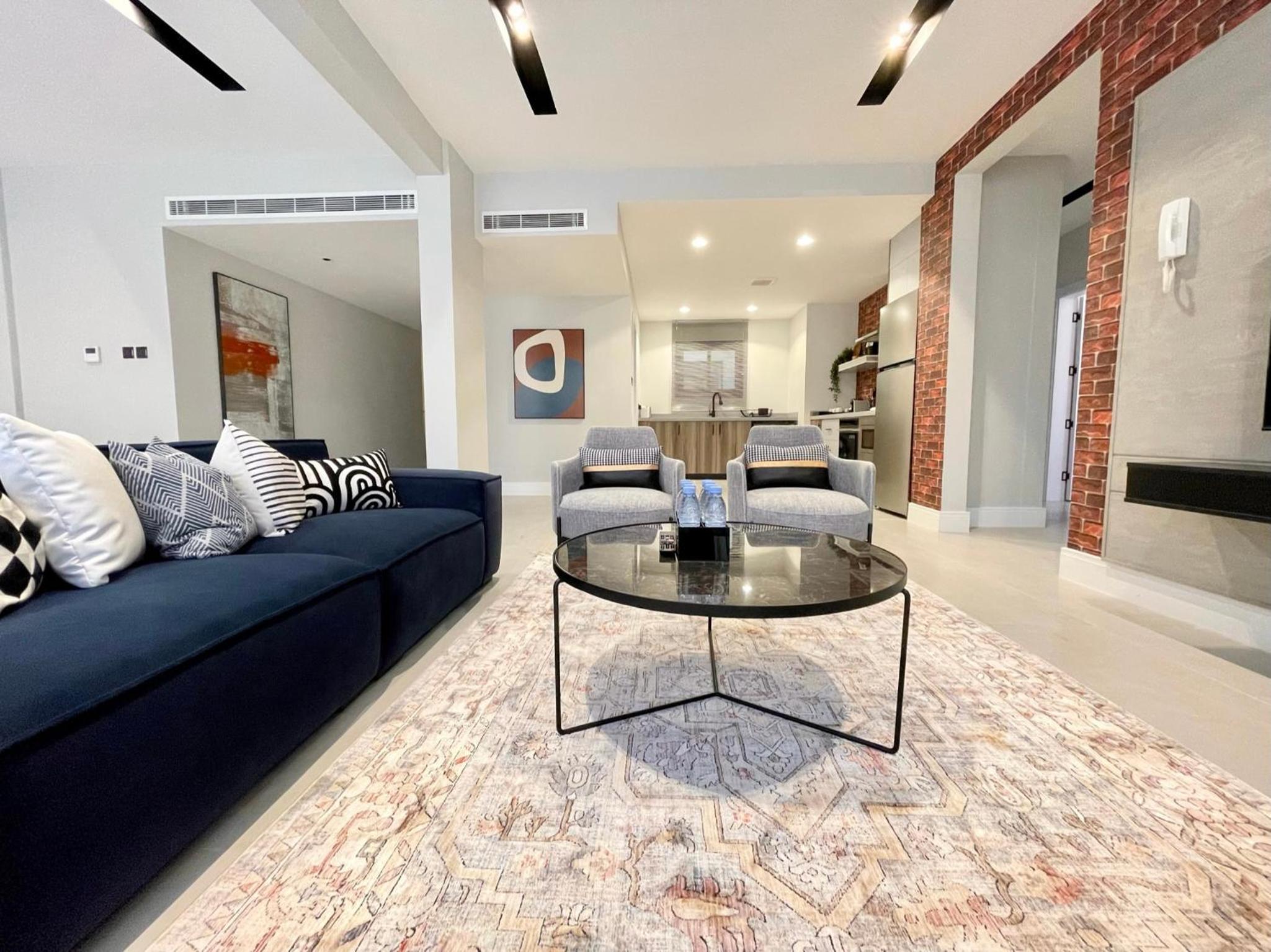 C Living - Executive - AQIQ