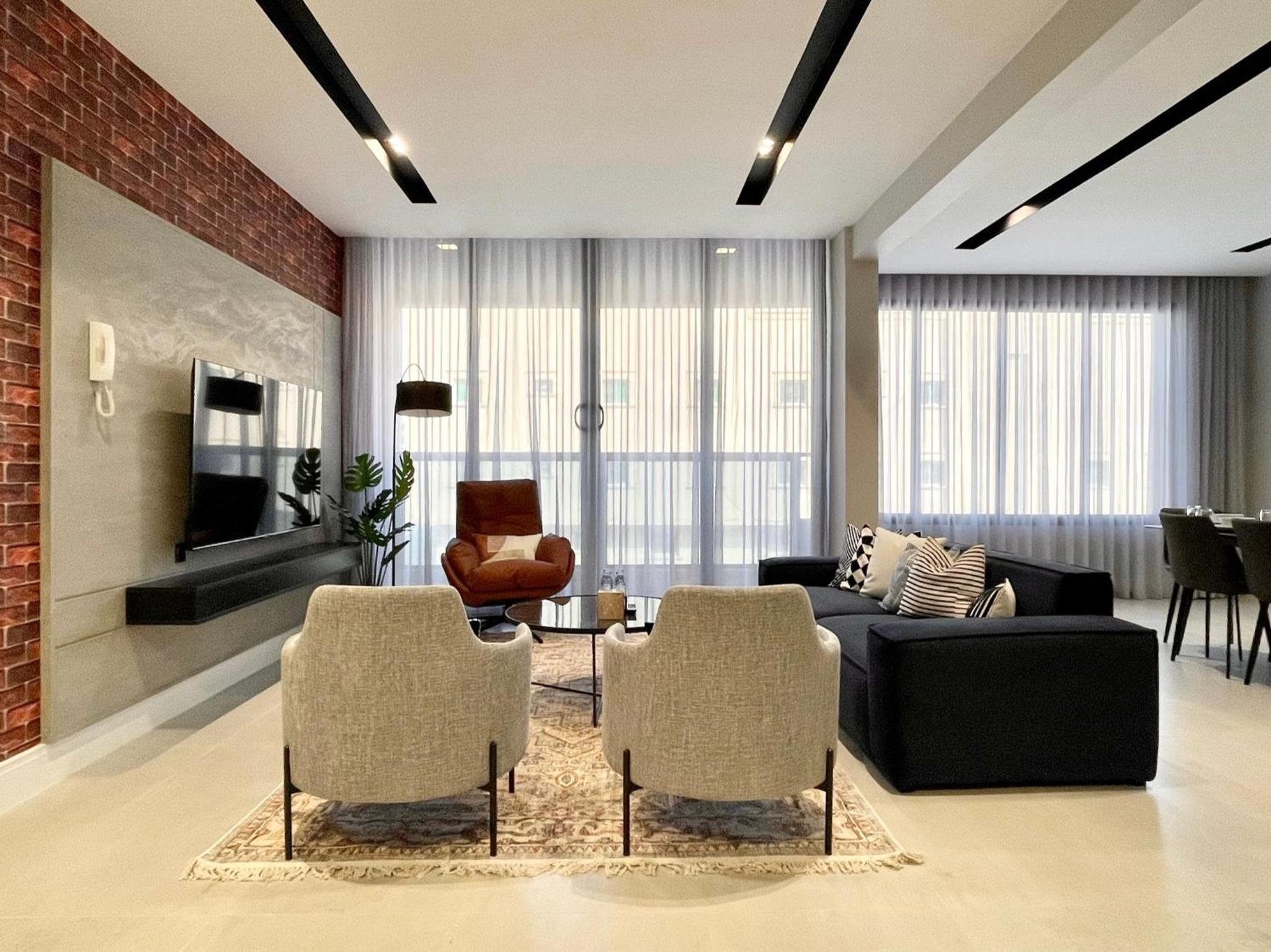 C Living - Executive - AQIQ