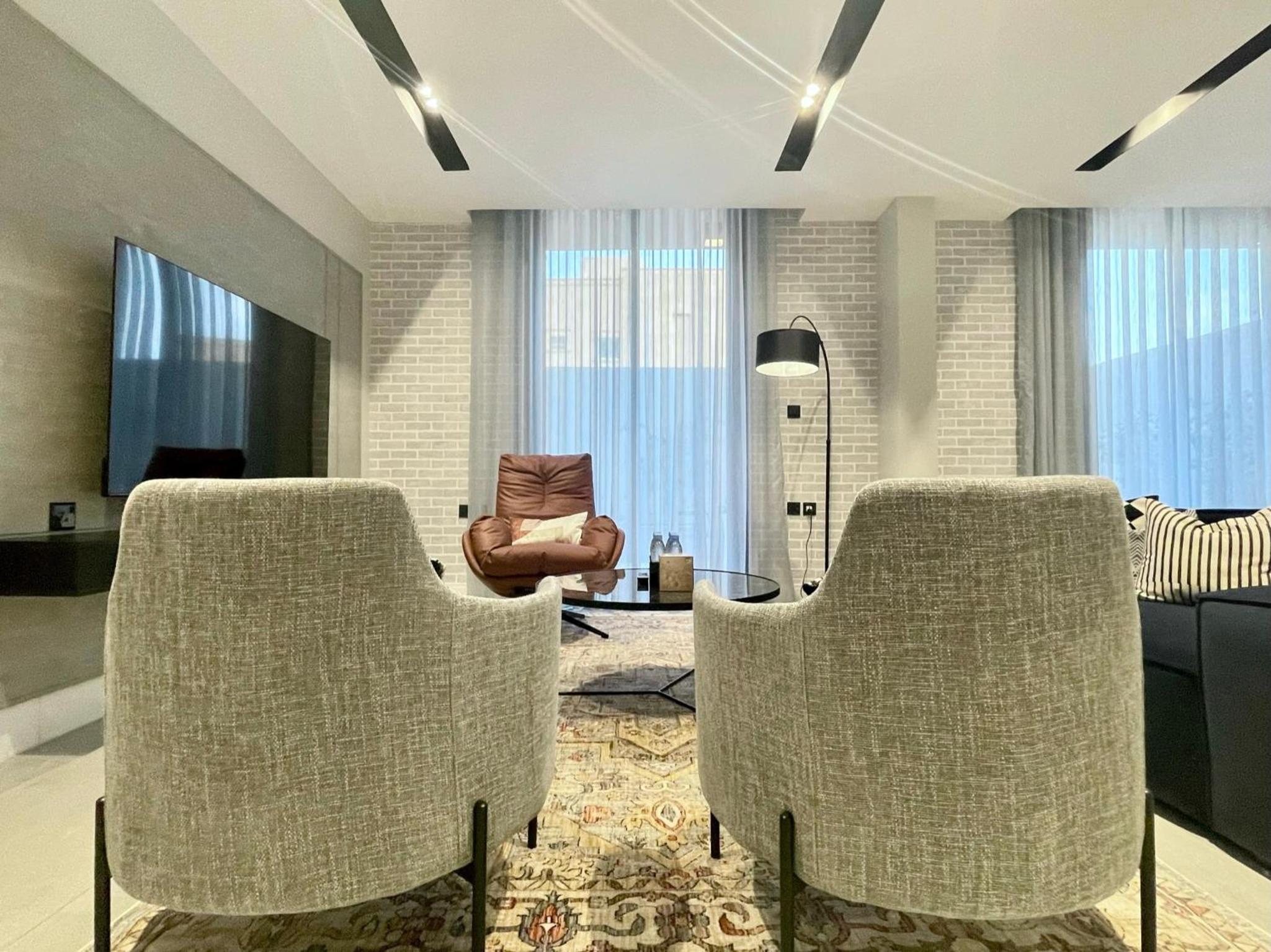 C Living - Executive - AQIQ