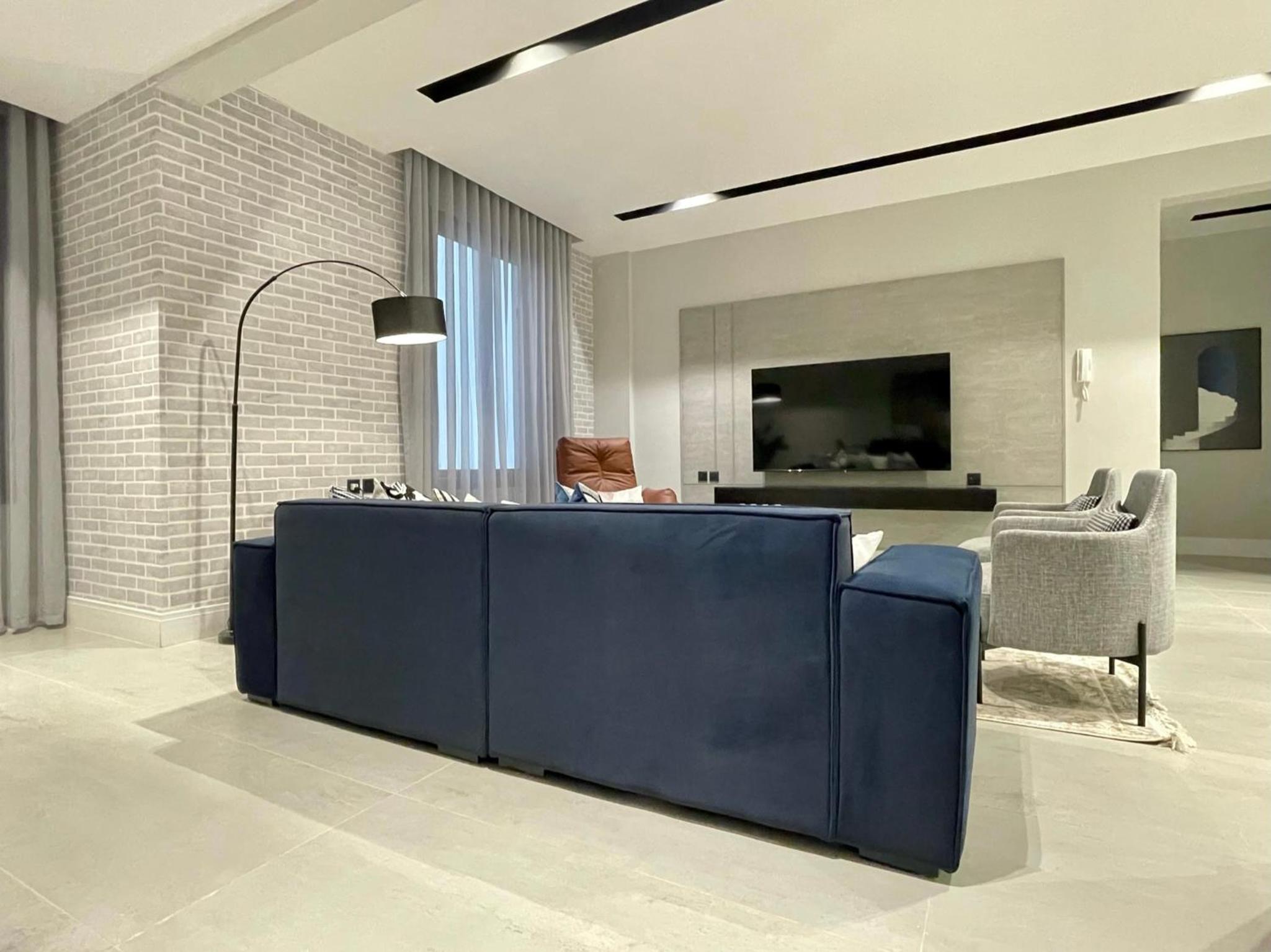 C Living - Executive - AQIQ