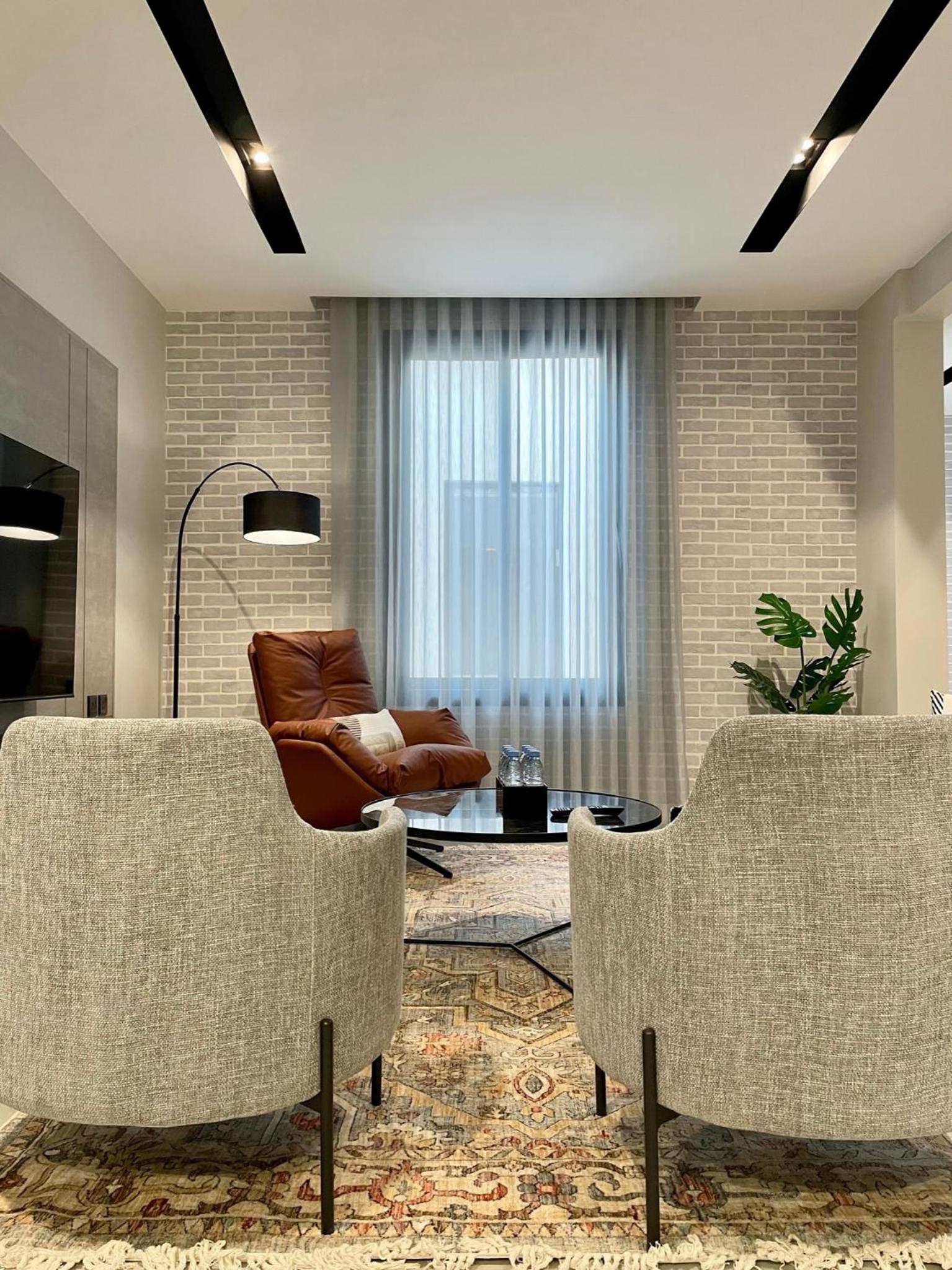 C Living - Executive - AQIQ