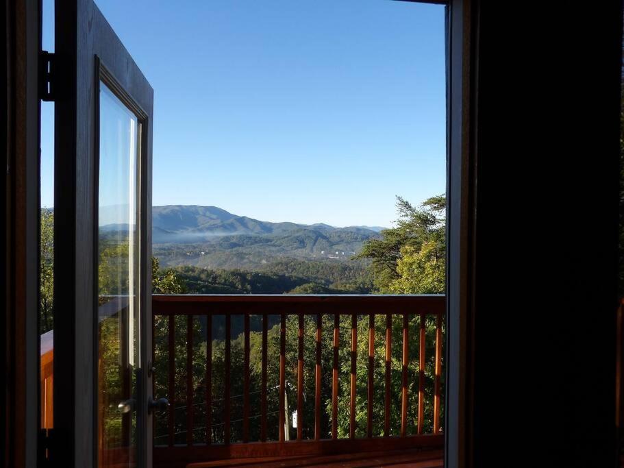 Yogi's Den: Breathtaking Views! 3 min to Dollywood, on 1 acre! view 2