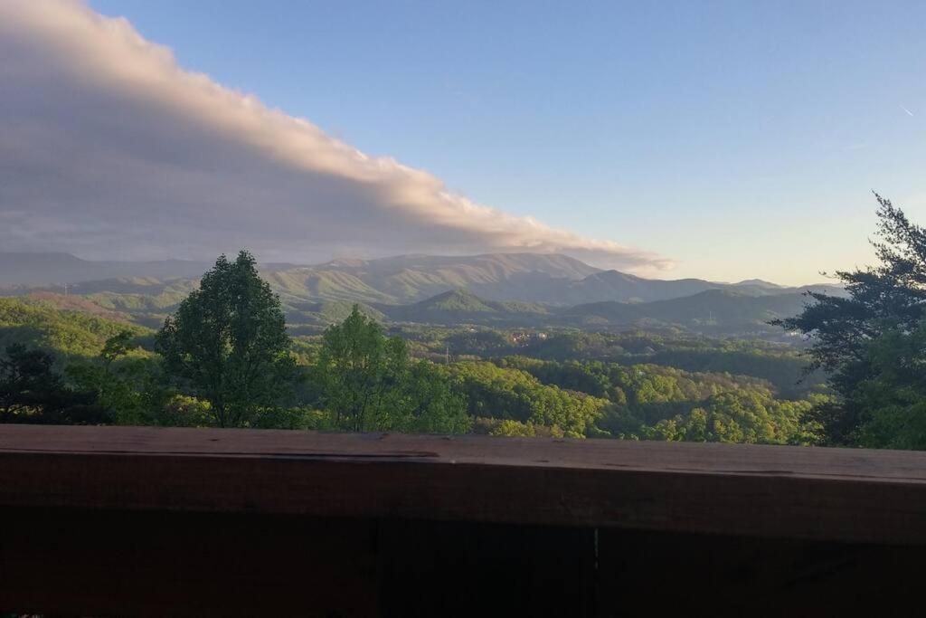 Yogi's Den: Breathtaking Views! 3 min to Dollywood, on 1 acre! view 5