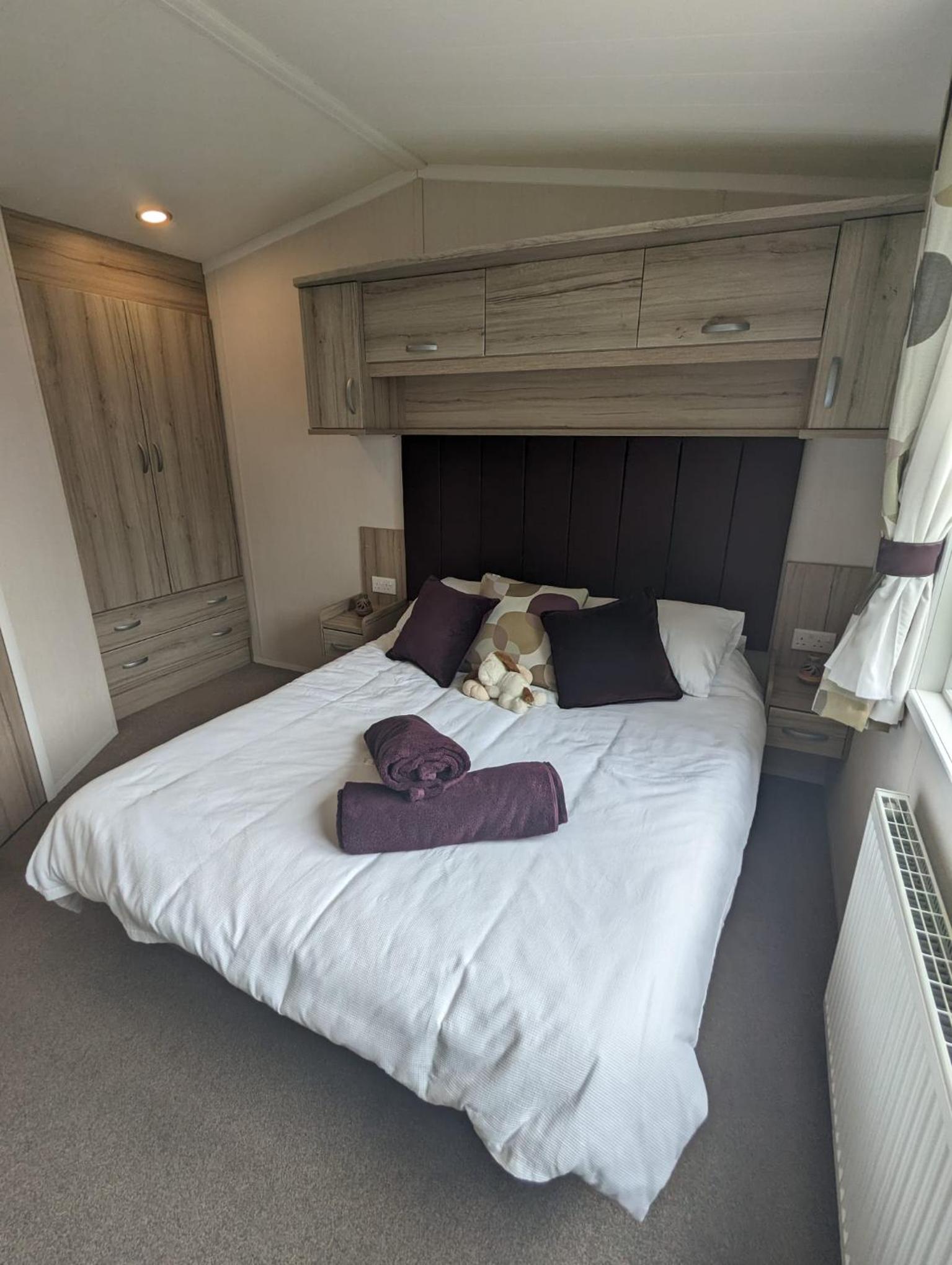 BEAUTIFUL LODGE on SHOREFIELD Country Park on edge of New Forest ENTERTAINMENT AND LEISURE PASSES INCLUDED view 2