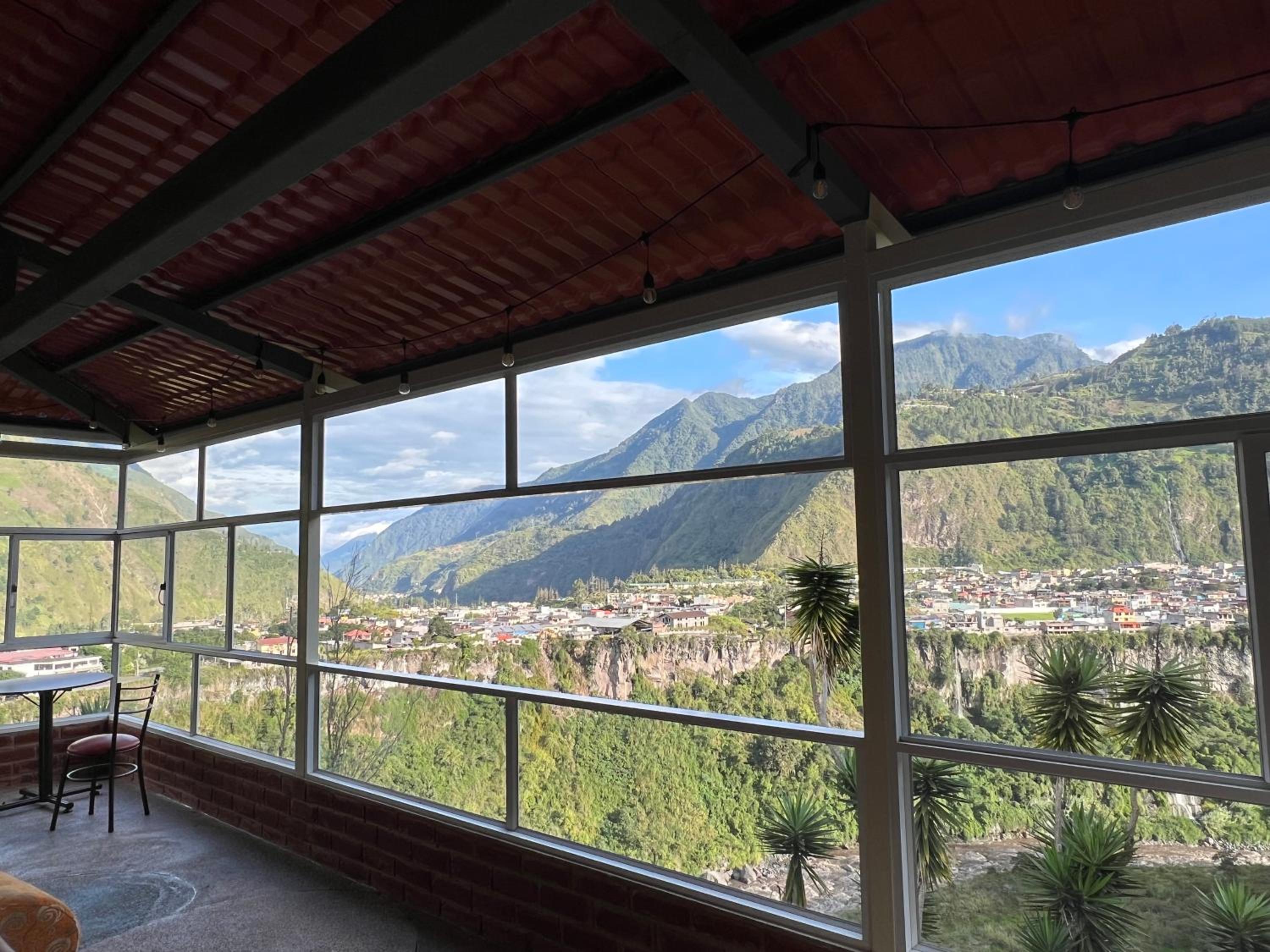 Habitación privada con terraza panorámica, cocina, parqueadero