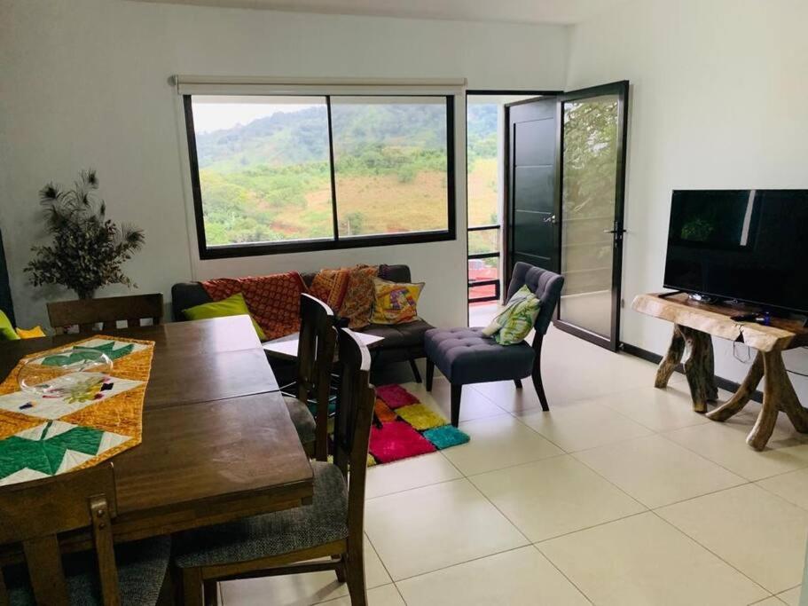 Casa mirando a la montaña, camino al volcán