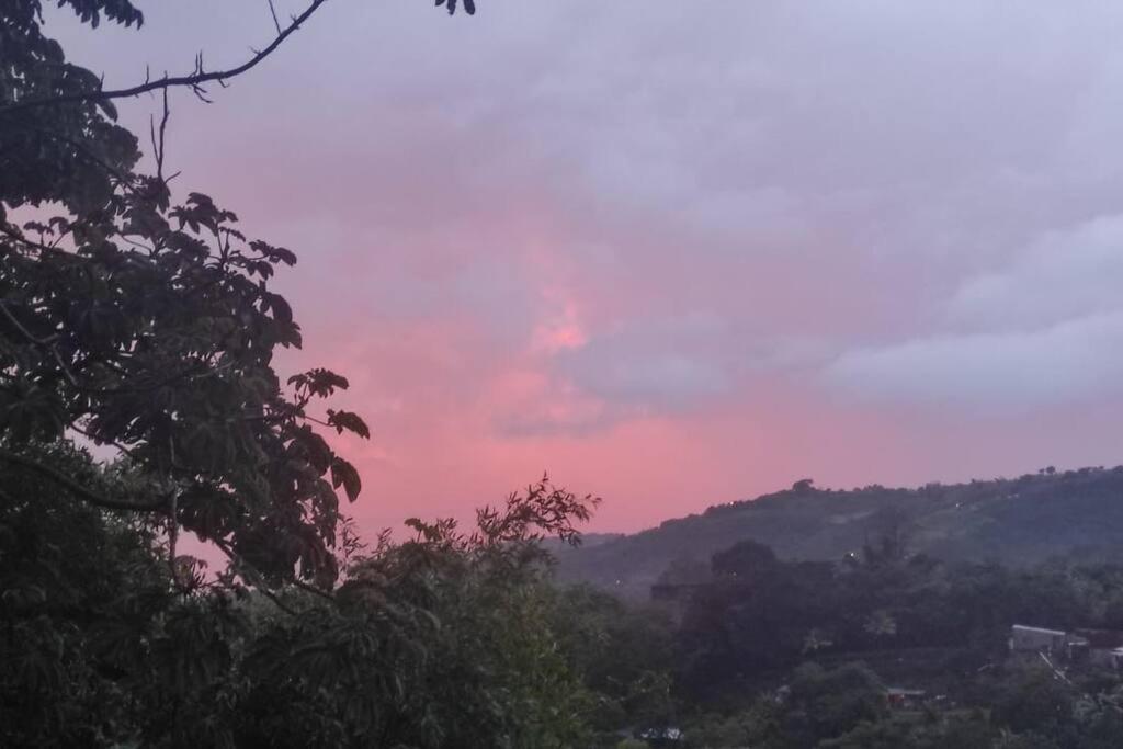 Casa mirando a la montaña, camino al volcán
