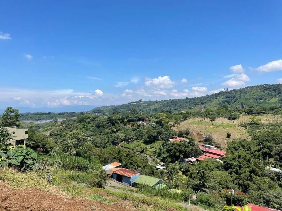 Casa mirando a la montaña, camino al volcán