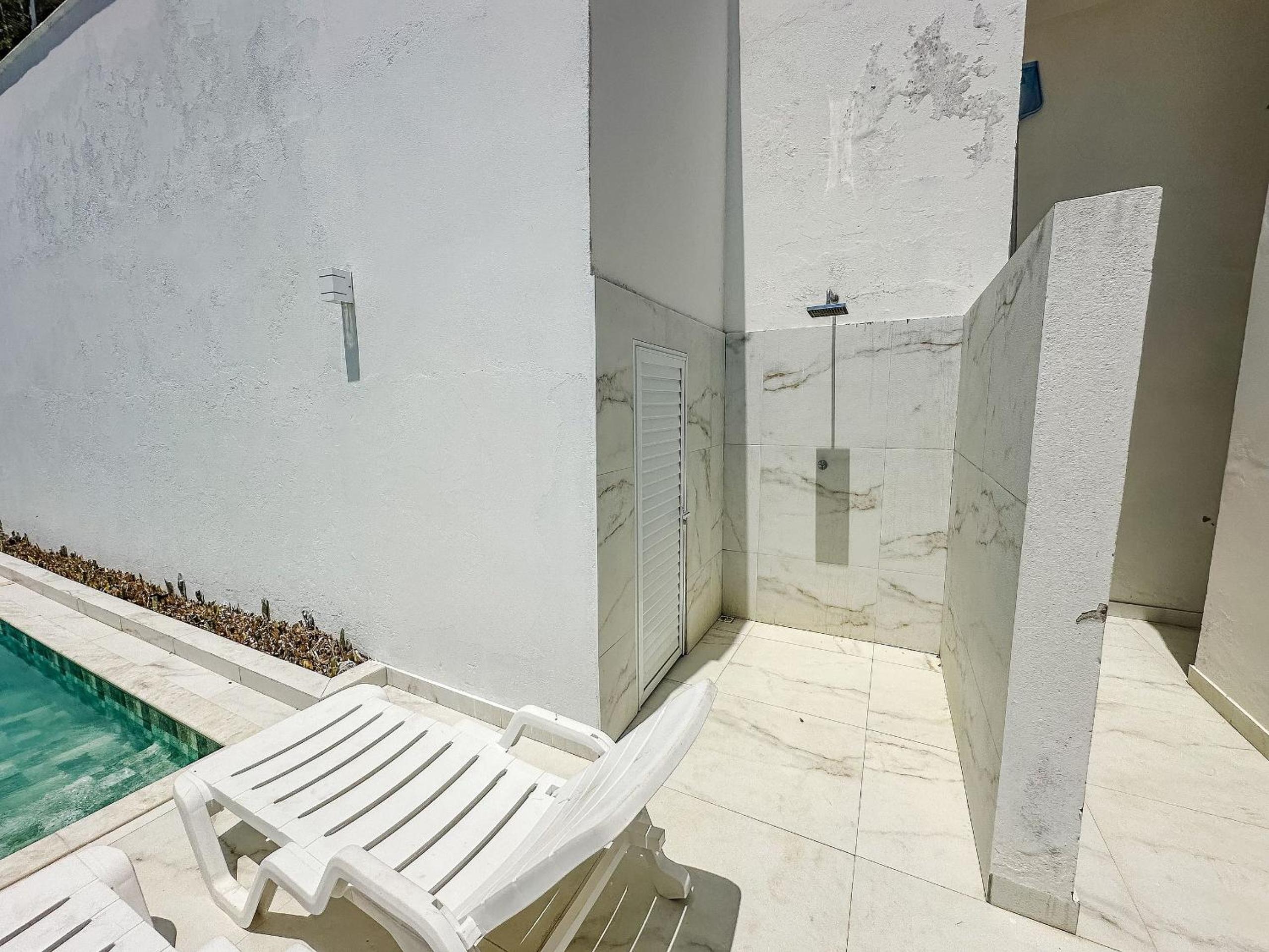 Apto Térreo com 2 quartos (ambos com ar split), sendo 1 suíte, internet privativa 300MBPS, no Residencial Vila Regina, condominio com piscina e área gourme