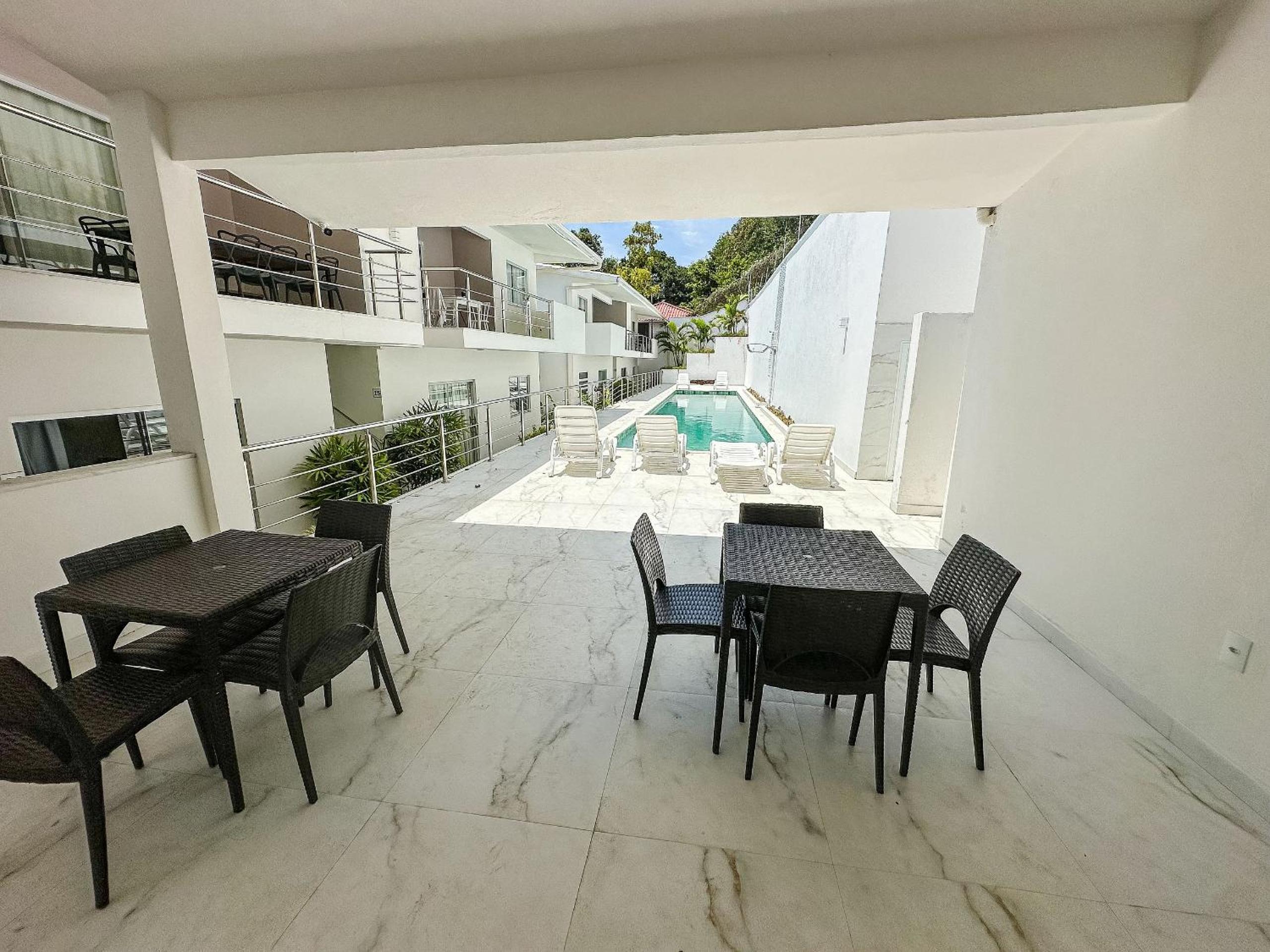 Apto Térreo com 2 quartos (ambos com ar split), sendo 1 suíte, internet privativa 300MBPS, no Residencial Vila Regina, condominio com piscina e área gourme