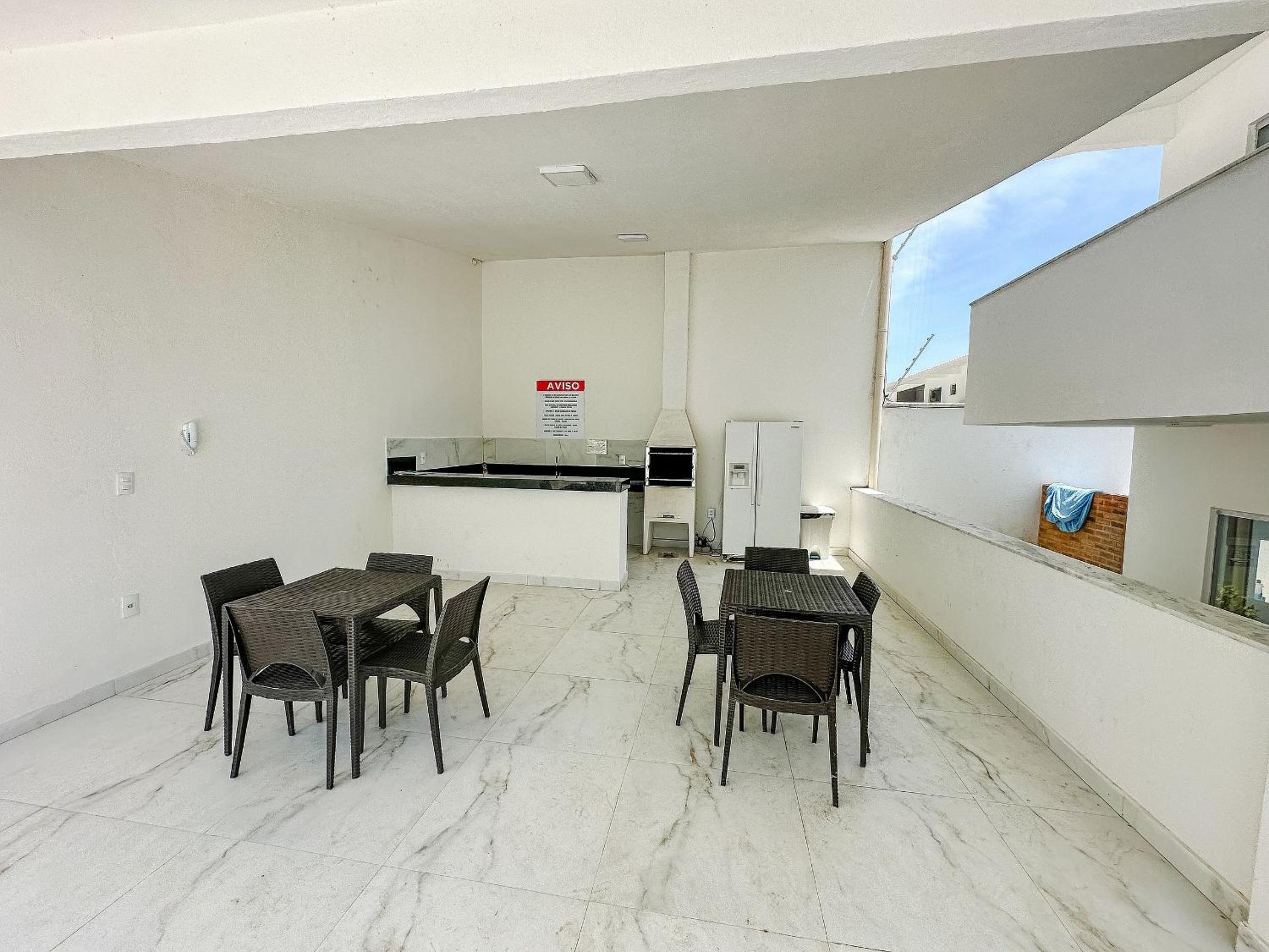 Apto Térreo com 2 quartos (ambos com ar split), sendo 1 suíte, internet privativa 300MBPS, no Residencial Vila Regina, condominio com piscina e área gourme