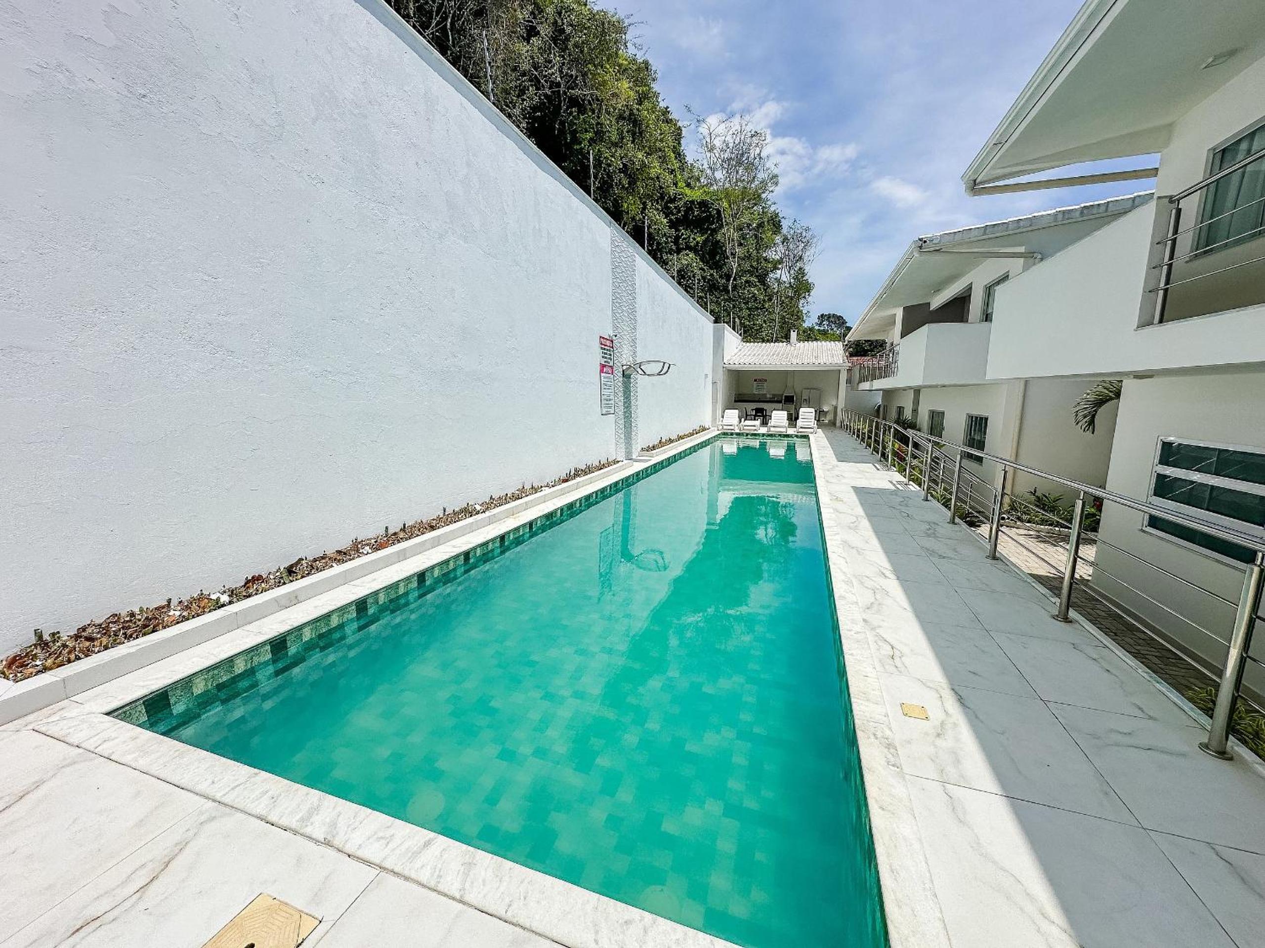 Apto Térreo com 2 quartos (ambos com ar split), sendo 1 suíte, internet privativa 300MBPS, no Residencial Vila Regina, condominio com piscina e área gourme