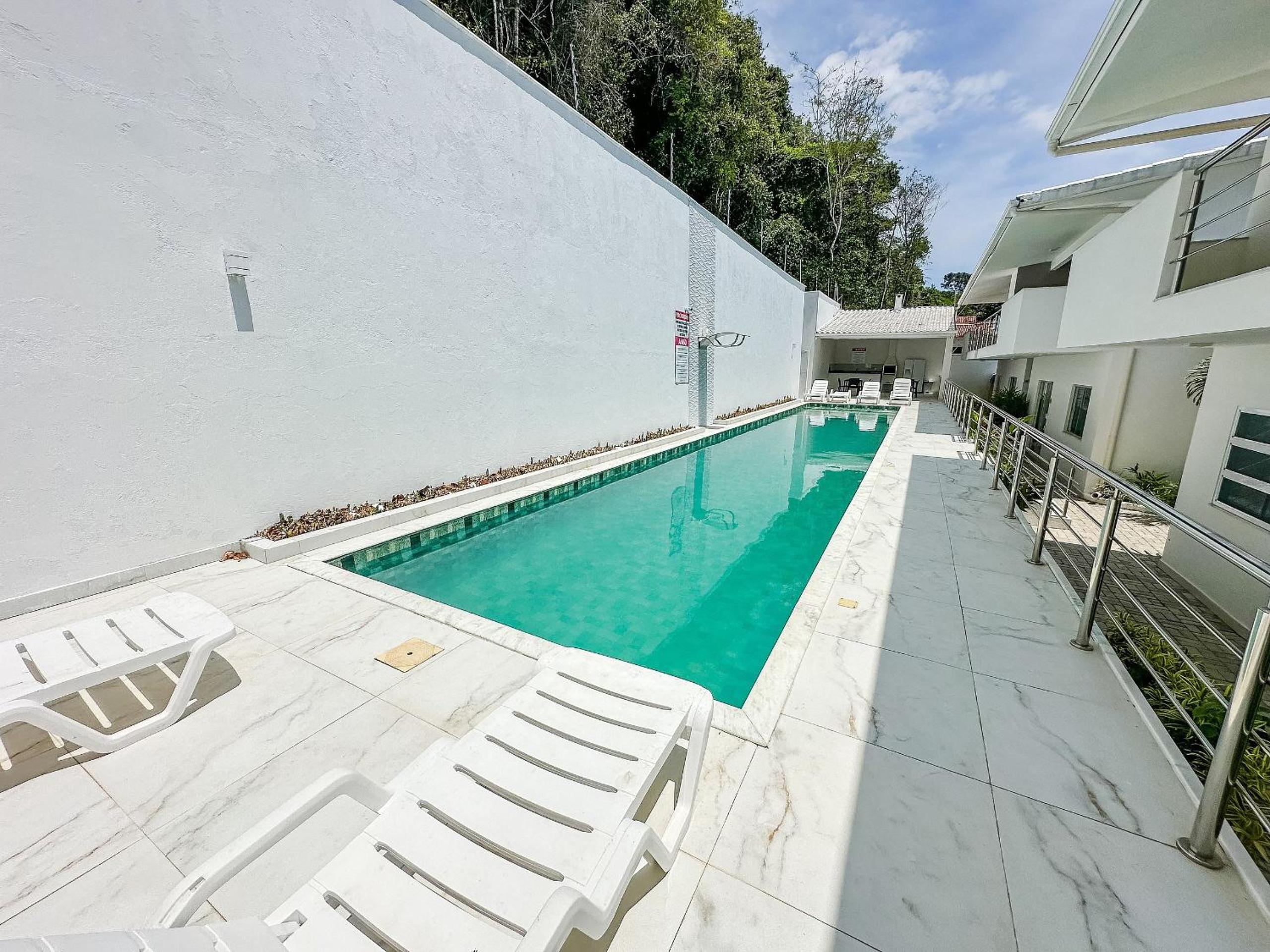 Apto Térreo com 2 quartos (ambos com ar split), sendo 1 suíte, internet privativa 300MBPS, no Residencial Vila Regina, condominio com piscina e área gourme
