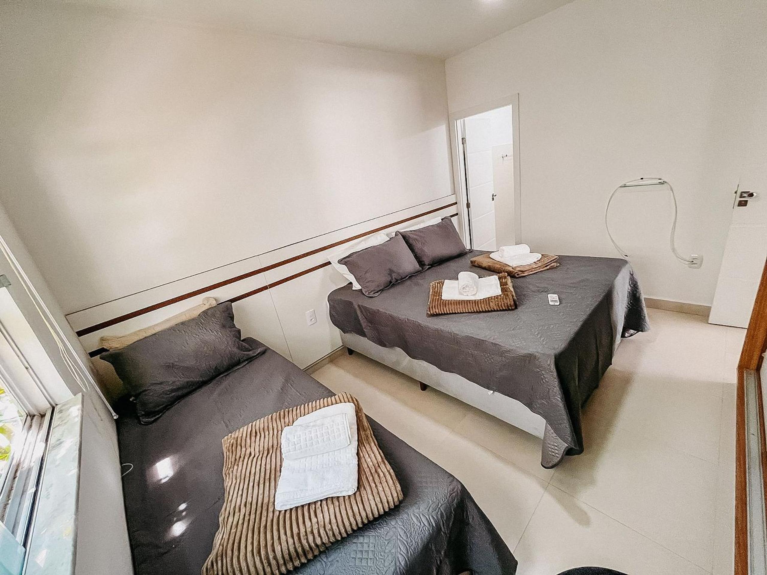 Apto Térreo com 2 quartos (ambos com ar split), sendo 1 suíte, internet privativa 300MBPS, no Residencial Vila Regina, condominio com piscina e área gourme