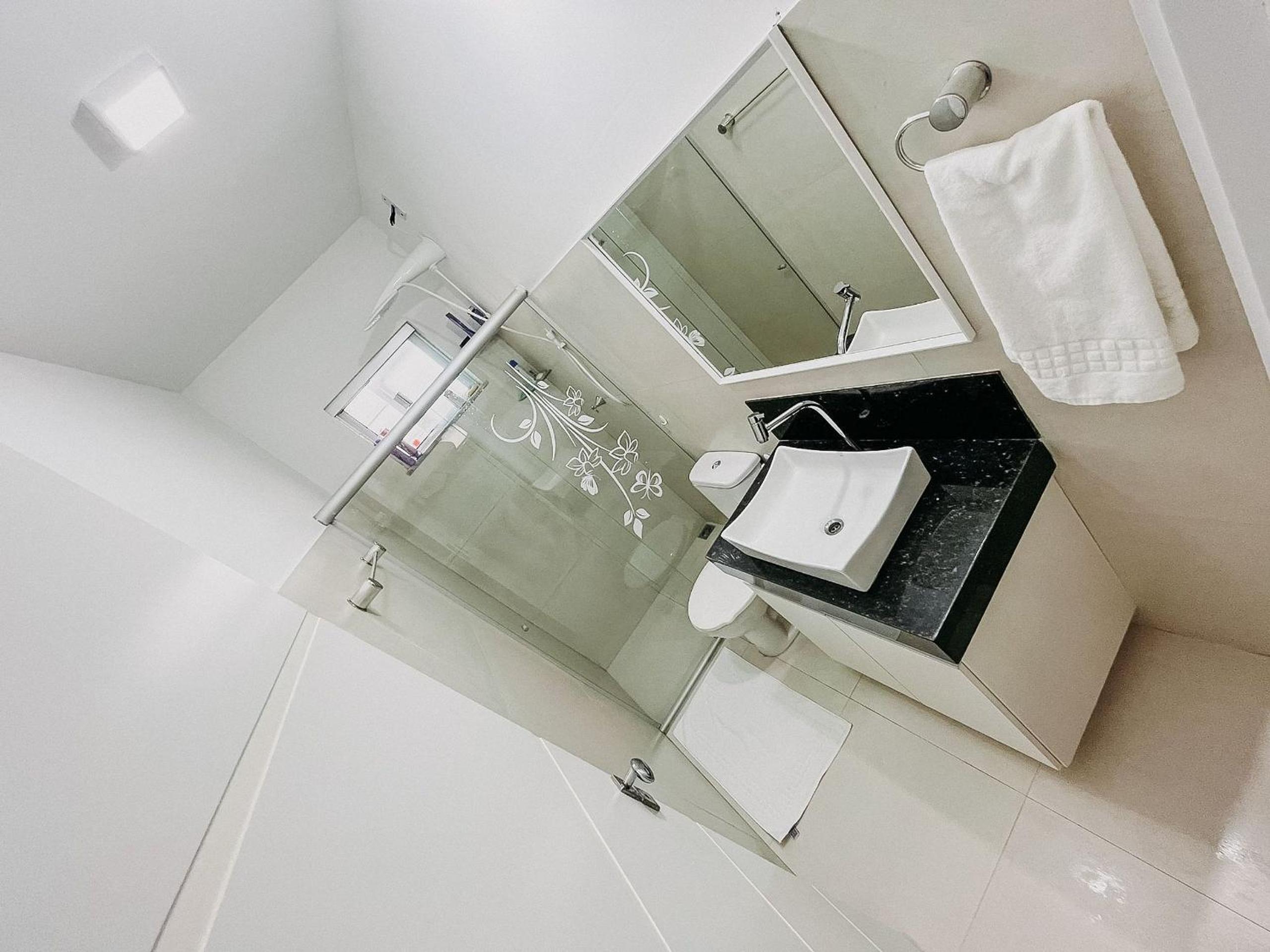 Apto Térreo com 2 quartos (ambos com ar split), sendo 1 suíte, internet privativa 300MBPS, no Residencial Vila Regina, condominio com piscina e área gourme