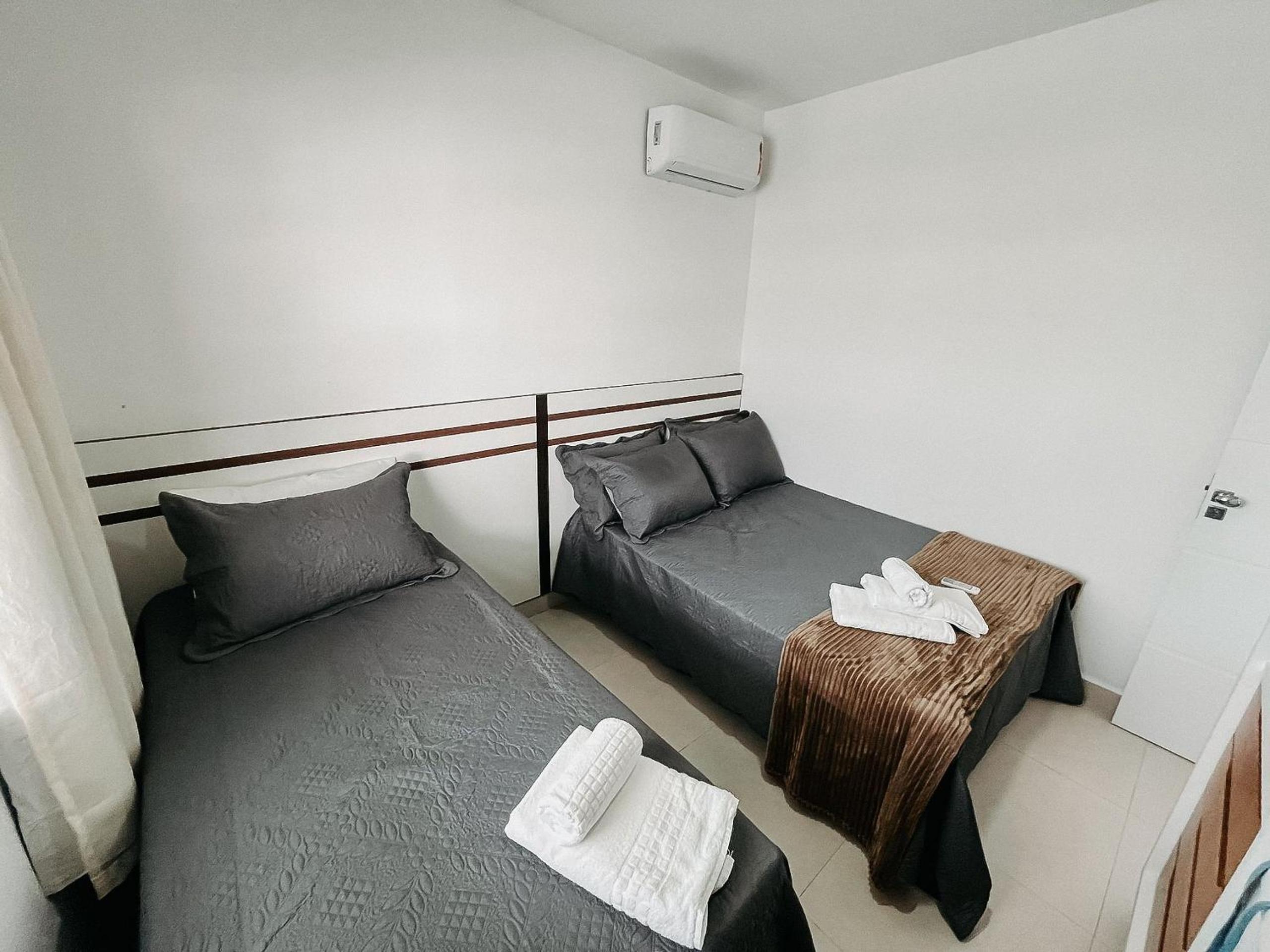 Apto Térreo com 2 quartos (ambos com ar split), sendo 1 suíte, internet privativa 300MBPS, no Residencial Vila Regina, condominio com piscina e área gourme