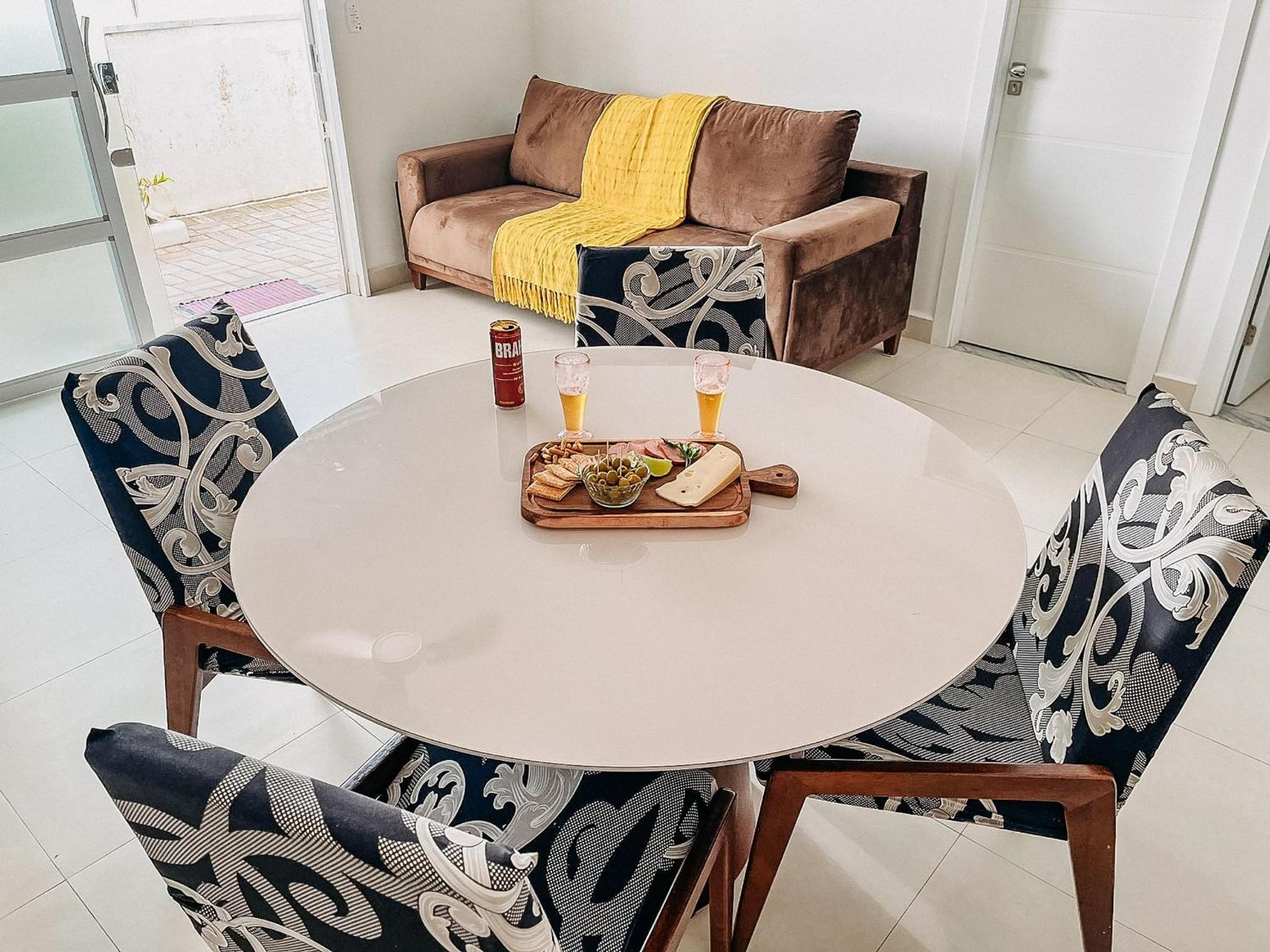 Apto Térreo com 2 quartos (ambos com ar split), sendo 1 suíte, internet privativa 300MBPS, no Residencial Vila Regina, condominio com piscina e área gourme
