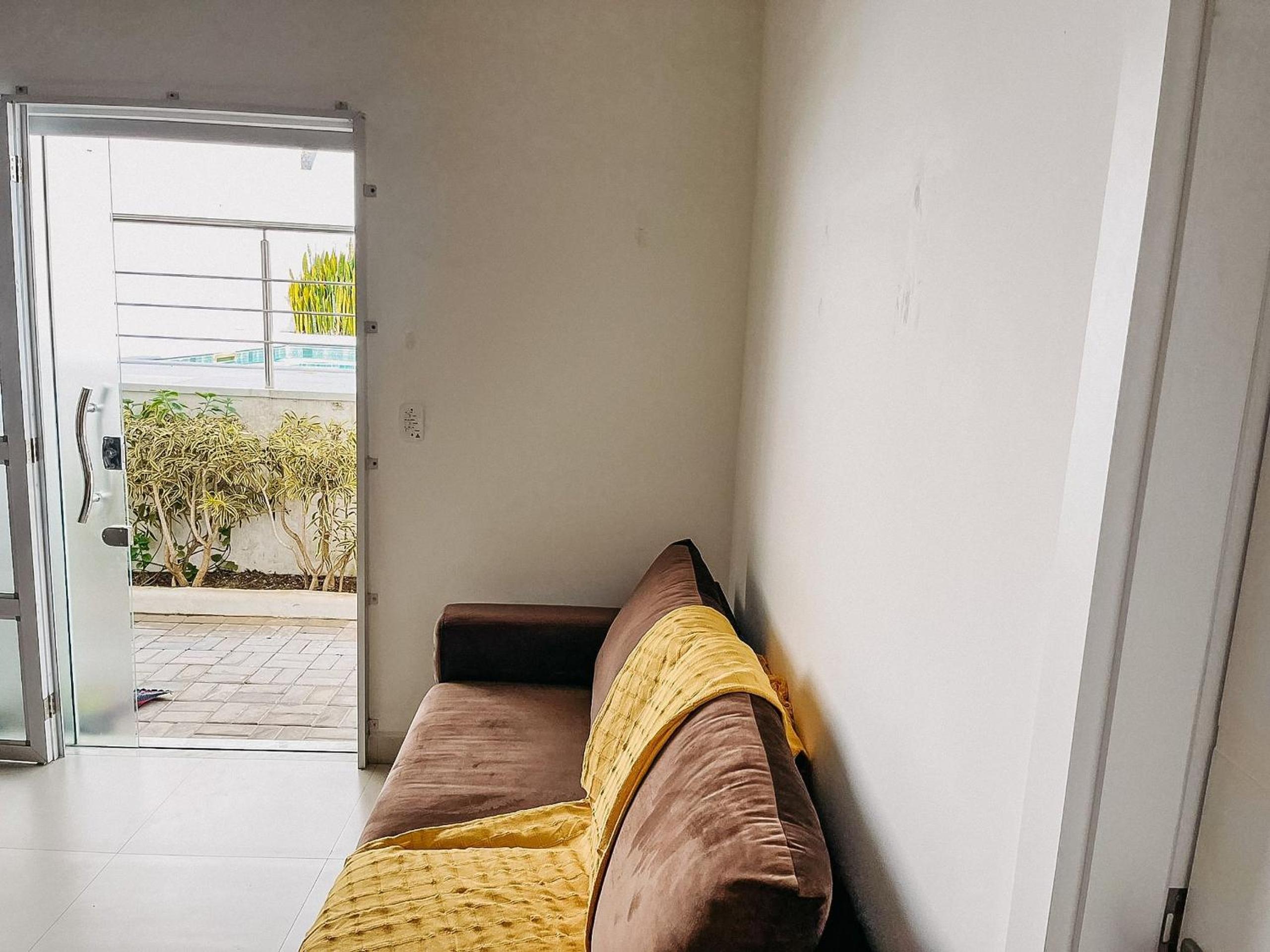 Apto Térreo com 2 quartos (ambos com ar split), sendo 1 suíte, internet privativa 300MBPS, no Residencial Vila Regina, condominio com piscina e área gourme