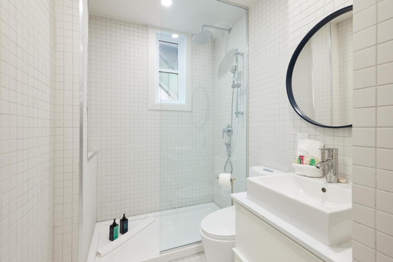 Chic 2 Bedroom apartment in Le Plateau by Denstays