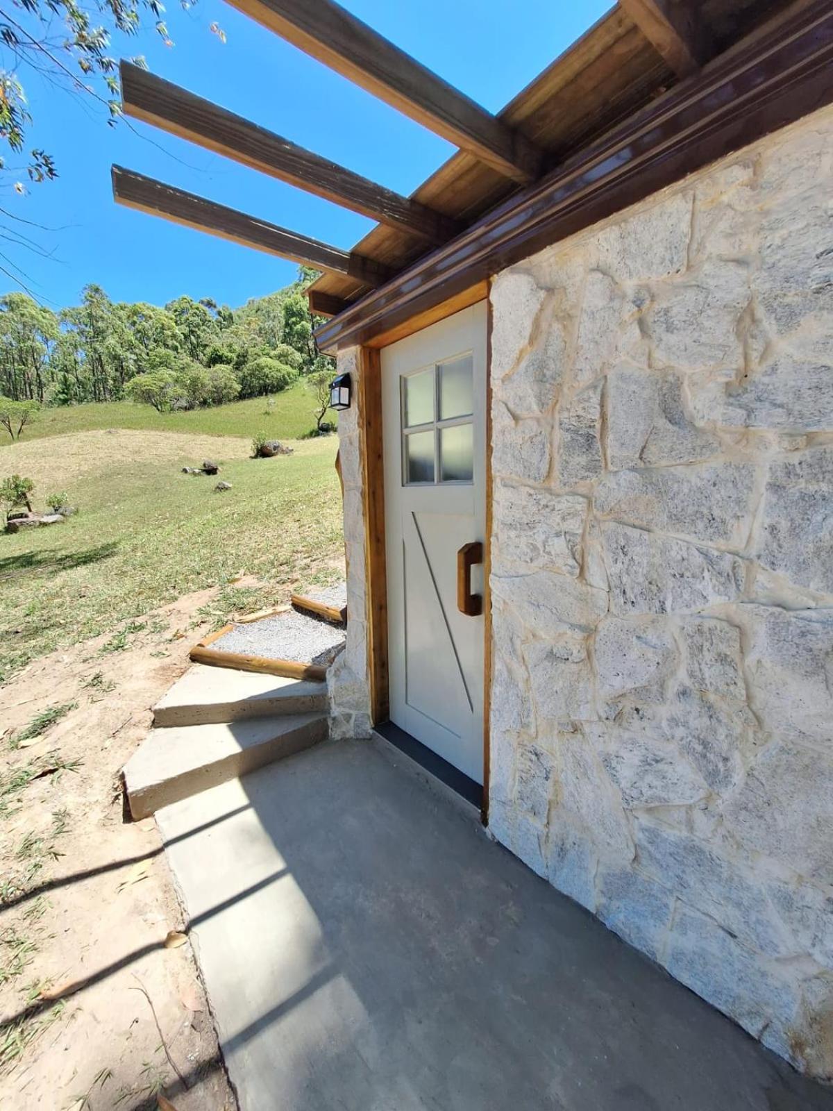 Casa na árvore perto da praia