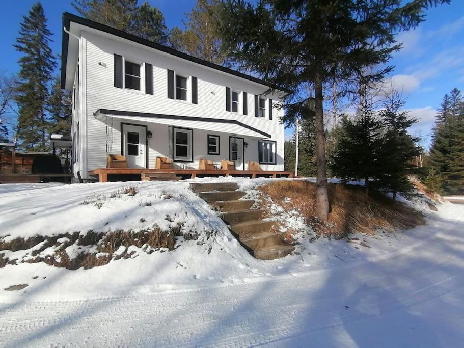 Domaine d'exception, bord de rivière, plage privée, spacieux chalet pour grande famille ou entre amis - activités, spa 10 places