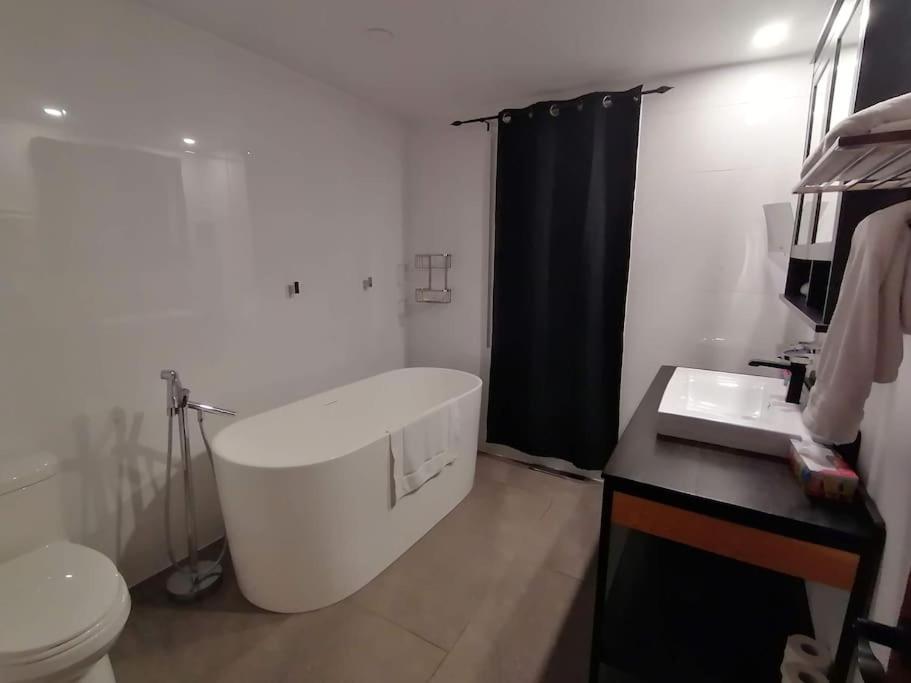 Domaine d'exception, bord de rivière, plage privée, spacieux chalet pour grande famille ou entre amis - activités, spa 10 places