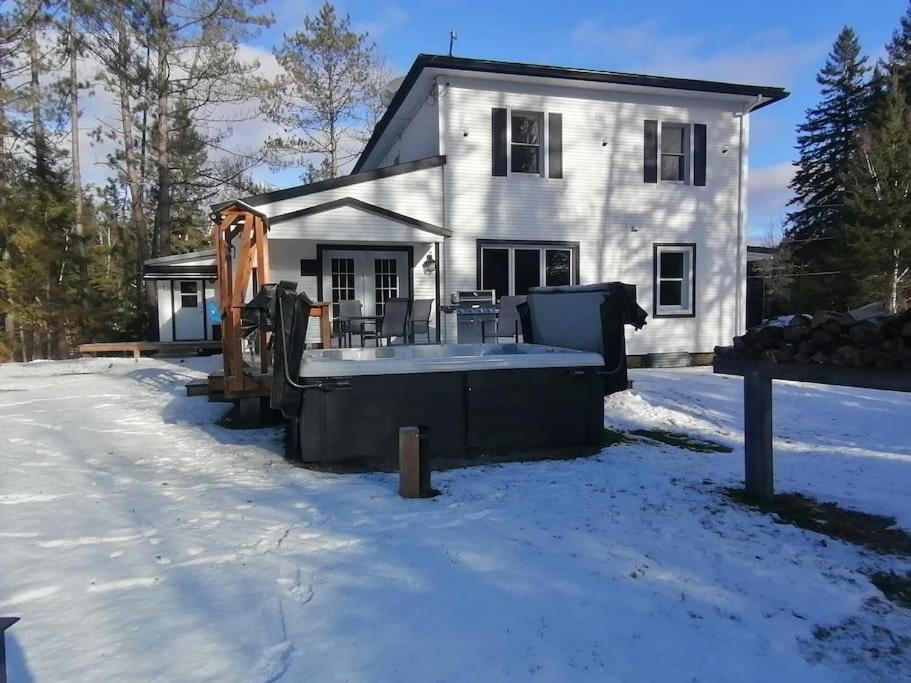 Domaine d'exception, bord de rivière, plage privée, spacieux chalet pour grande famille ou entre amis - activités, spa 10 places