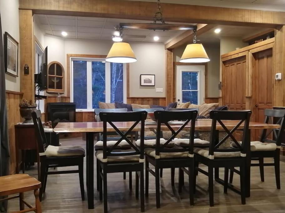 Domaine d'exception, bord de rivière, plage privée, spacieux chalet pour grande famille ou entre amis - activités, spa 10 places