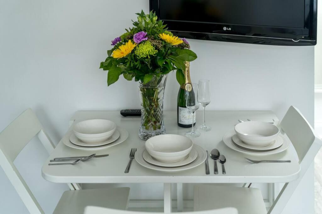 A Bright Lovely Spacious Studio. - Image 1