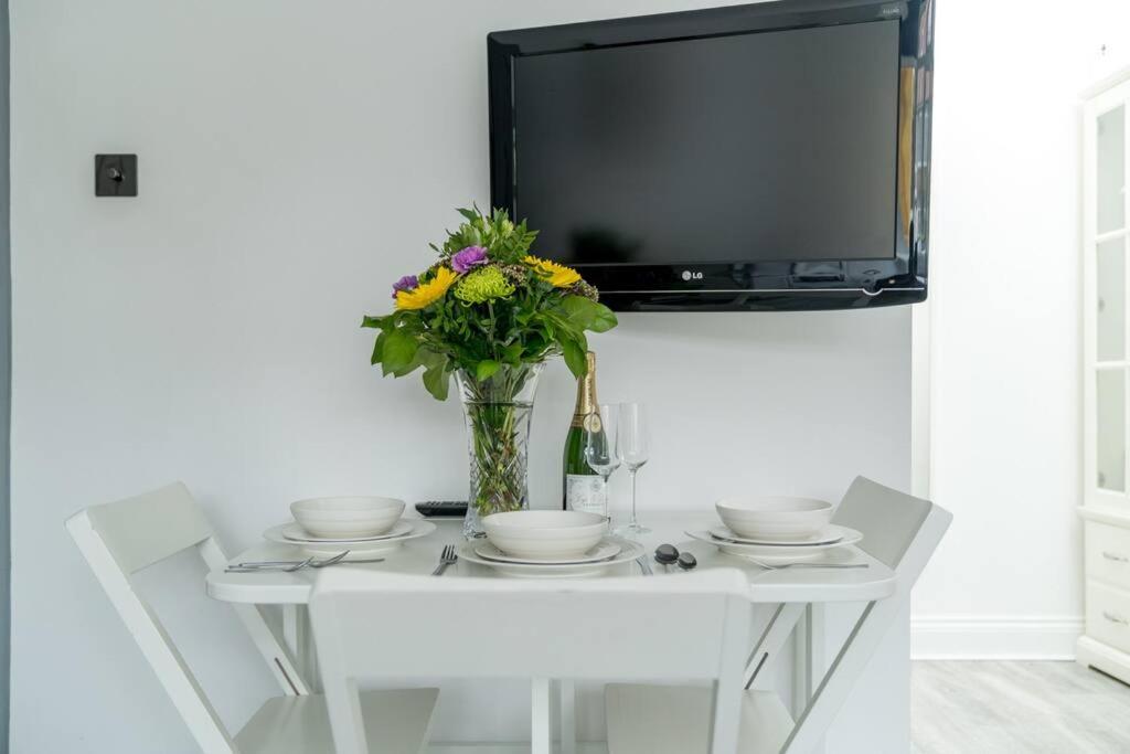 A Bright Lovely Spacious Studio. - Image 4