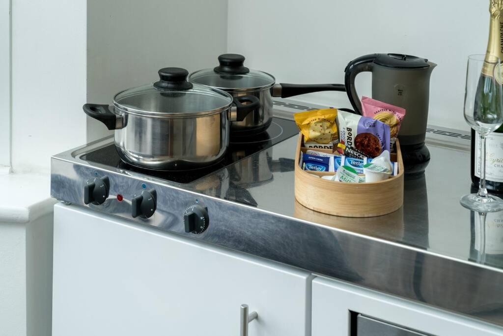 A Bright Lovely Spacious Studio. - Image 3