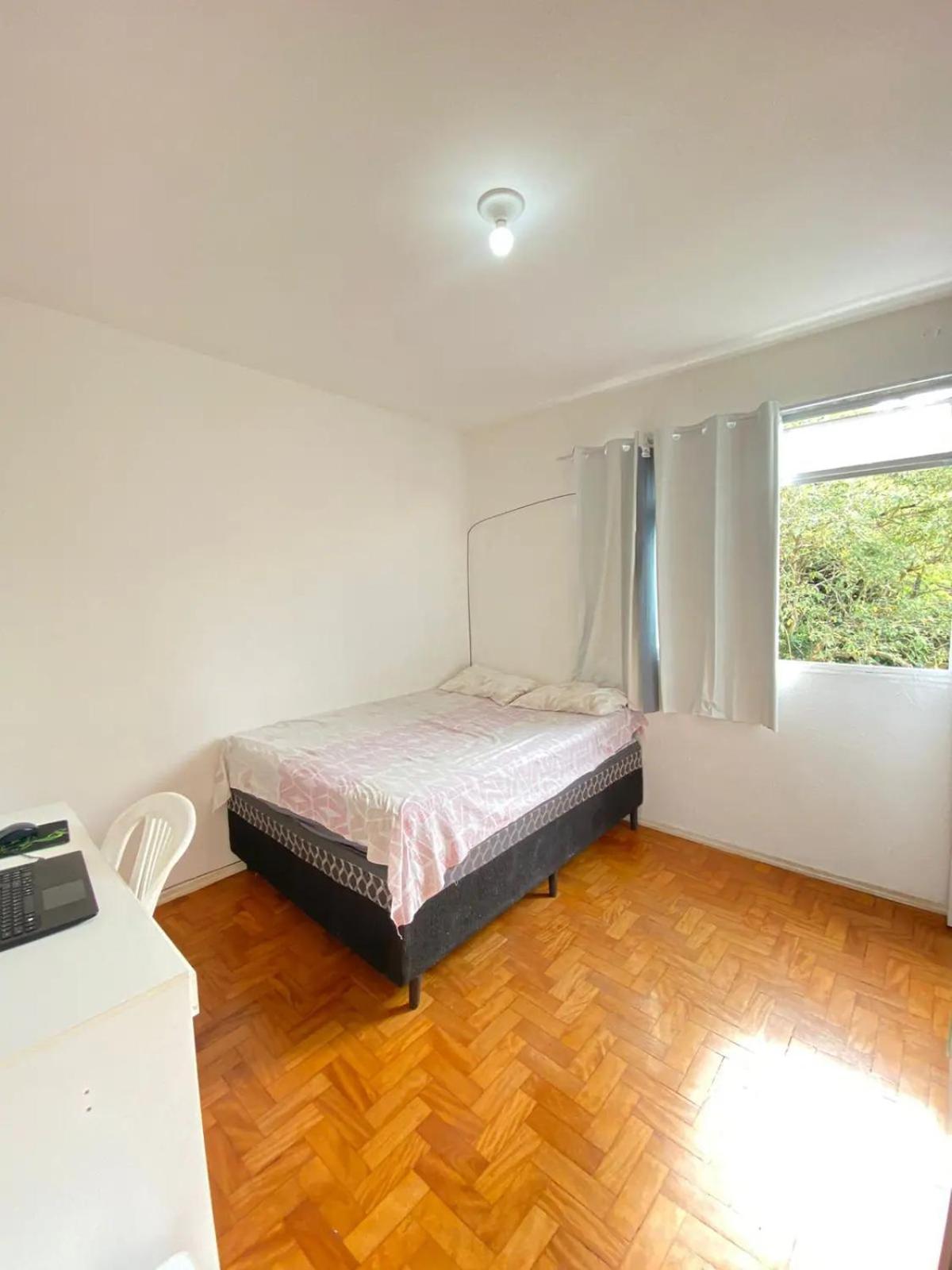 Quarto espaçoso e silencioso