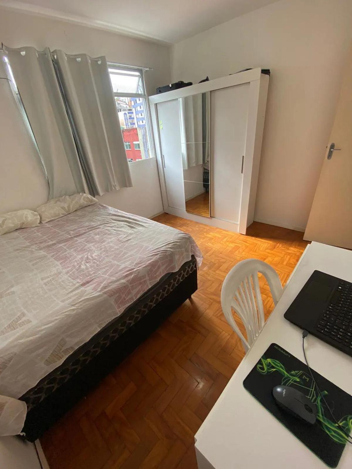 Quarto espaçoso e silencioso
