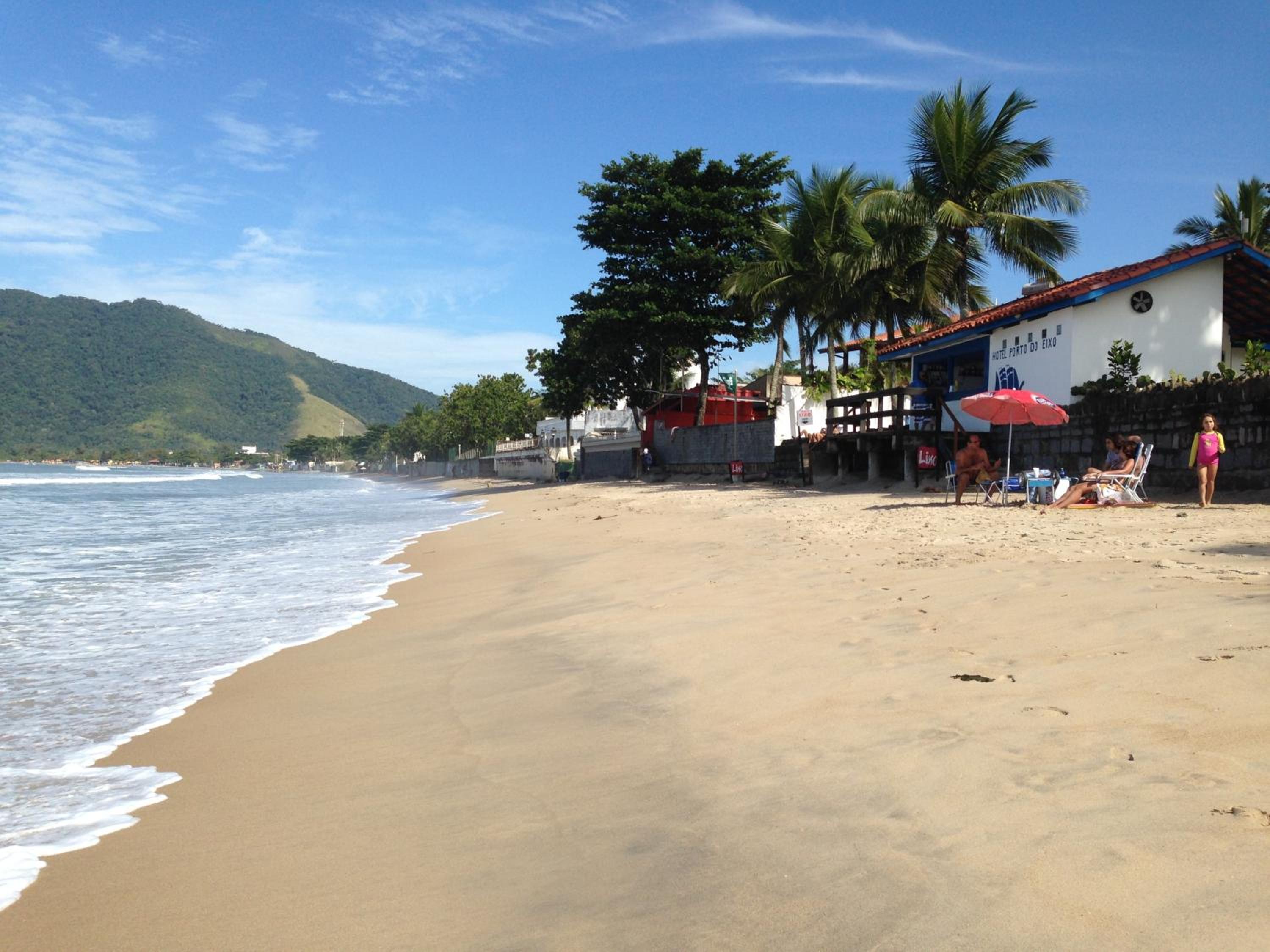 CHARMOSA CASA EM CONDO A 01 QUADRA DA PRAIA DO SAPE UBATUBA com churrasqueira, forno pizza, wifi