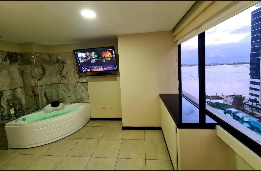 Ecusuites Room Emporium con Jacuzzi privado view 3
