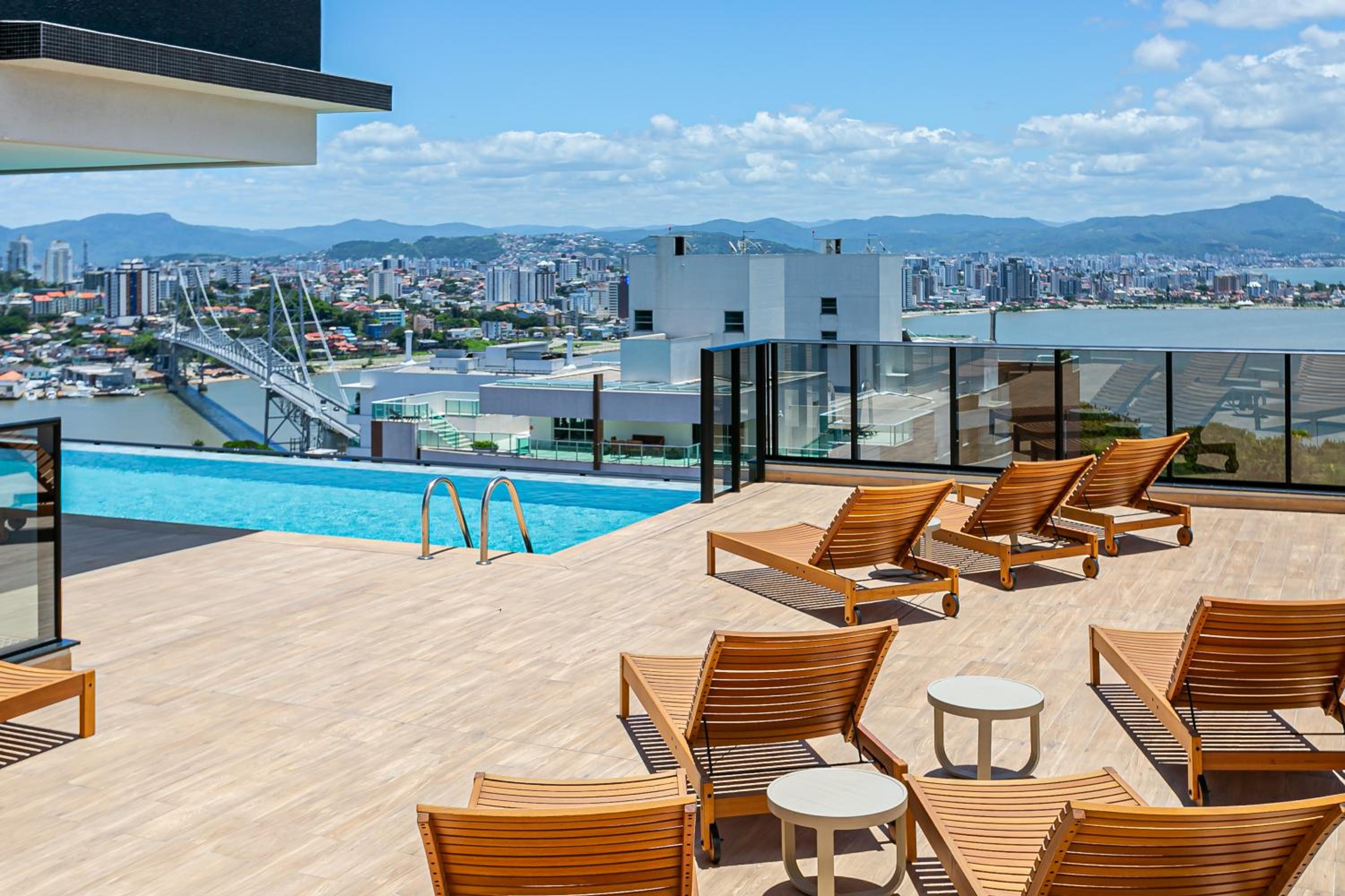 Studios Tower by Viva - Prédio com piscina no rooftop no centro de Floripa