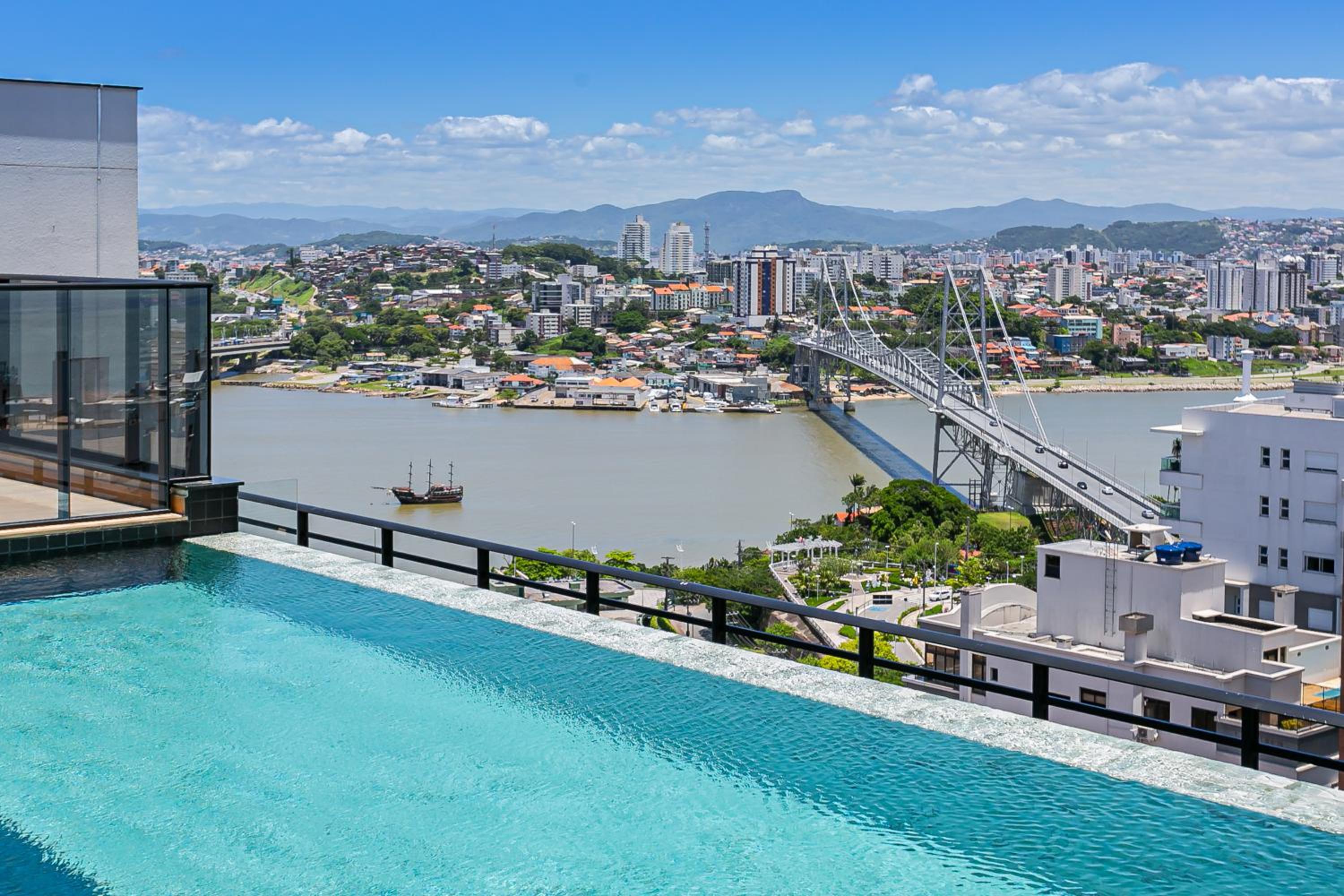 Studios Tower by Viva - Prédio com piscina no rooftop no centro de Floripa