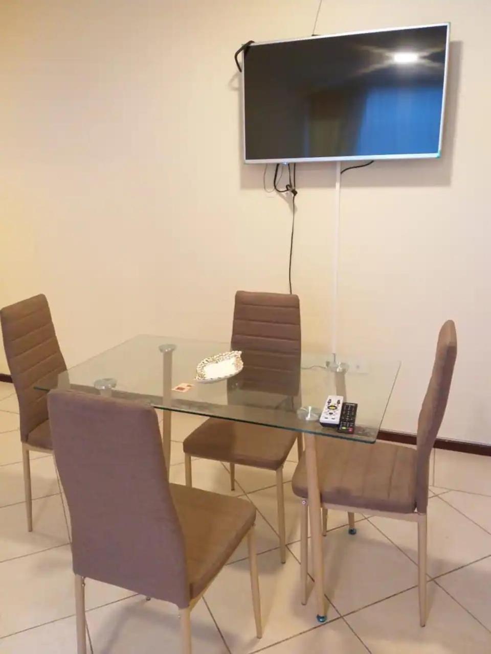 Large furnished apartment with a great location/ Departamento grande y equipado en sector céntrico de Quito.
