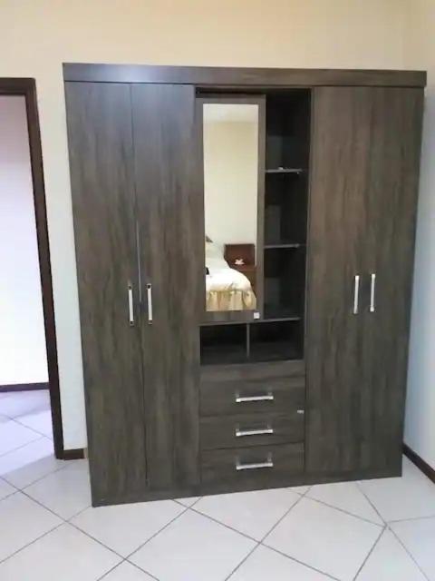Large furnished apartment with a great location/ Departamento grande y equipado en sector céntrico de Quito.
