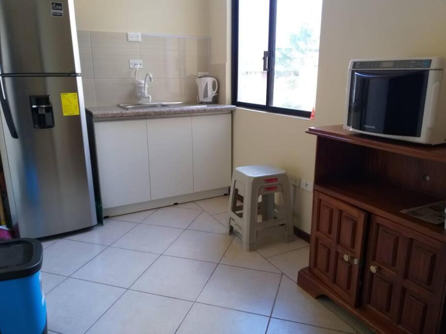 Large furnished apartment with a great location/ Departamento grande y equipado en sector céntrico de Quito.