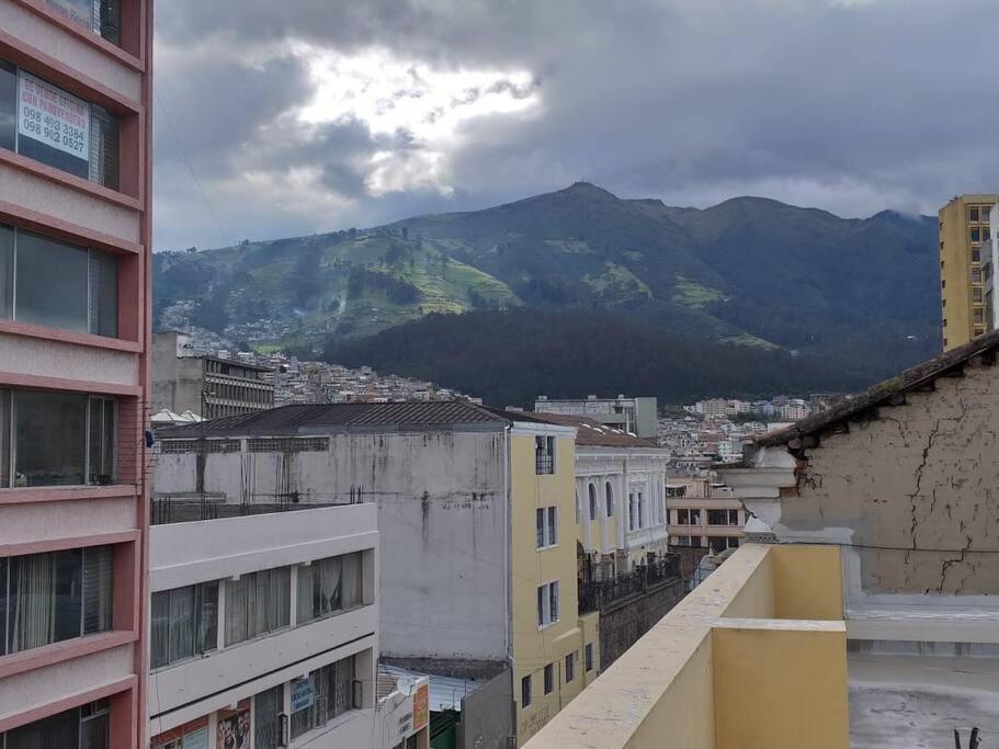 Large furnished apartment with a great location/ Departamento grande y equipado en sector céntrico de Quito.