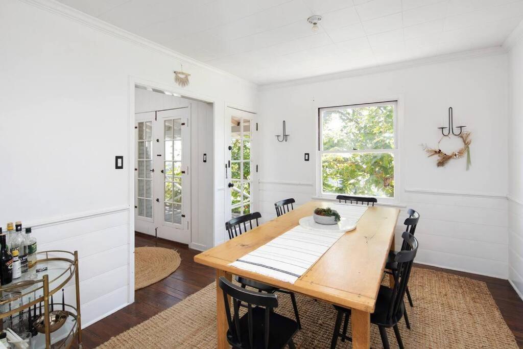 Hollywood Hills Home w Views in Laurel Canyon