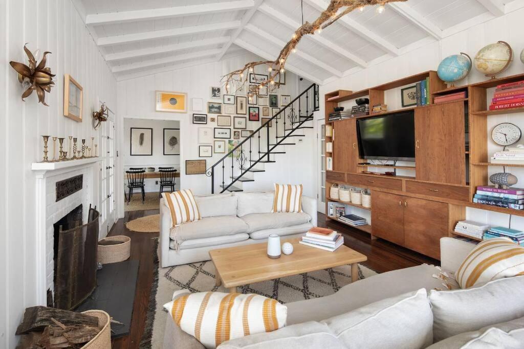 Hollywood Hills Home w Views in Laurel Canyon