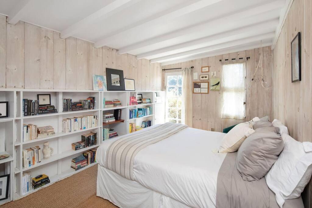 Hollywood Hills Home w Views in Laurel Canyon
