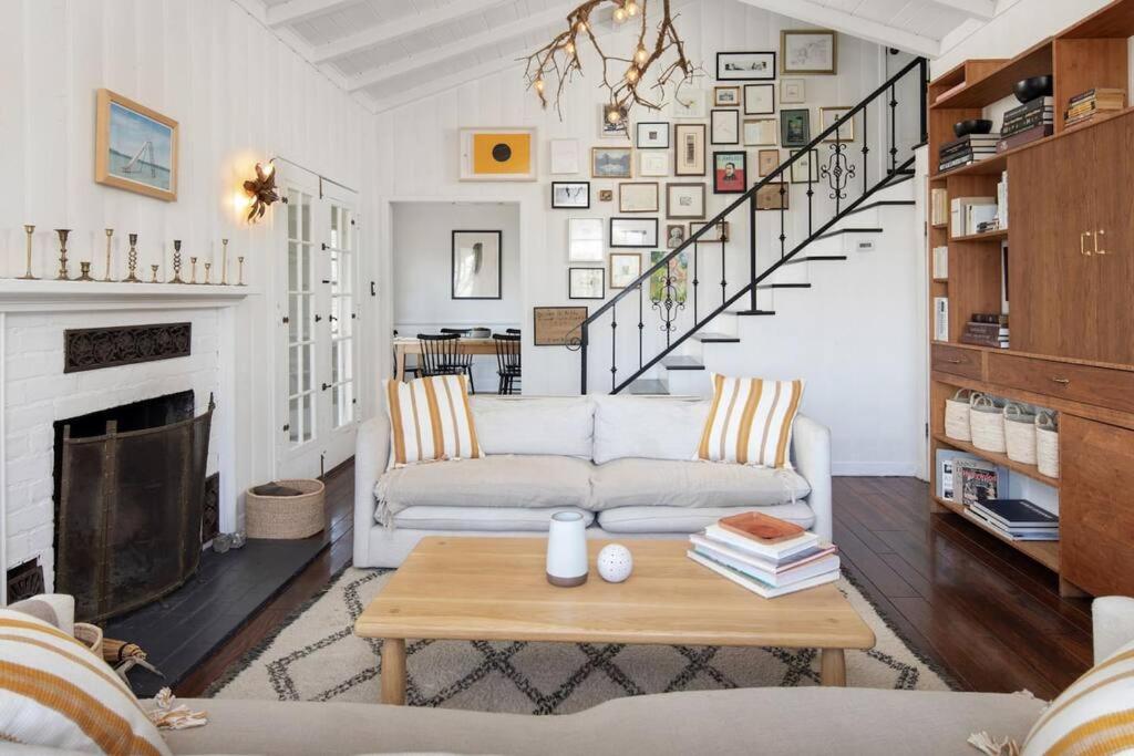 Hollywood Hills Home w Views in Laurel Canyon