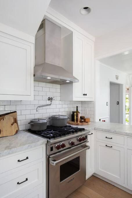 Hollywood Hills Home w Views in Laurel Canyon