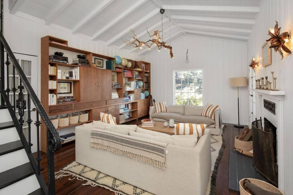 Hollywood Hills Home w Views in Laurel Canyon