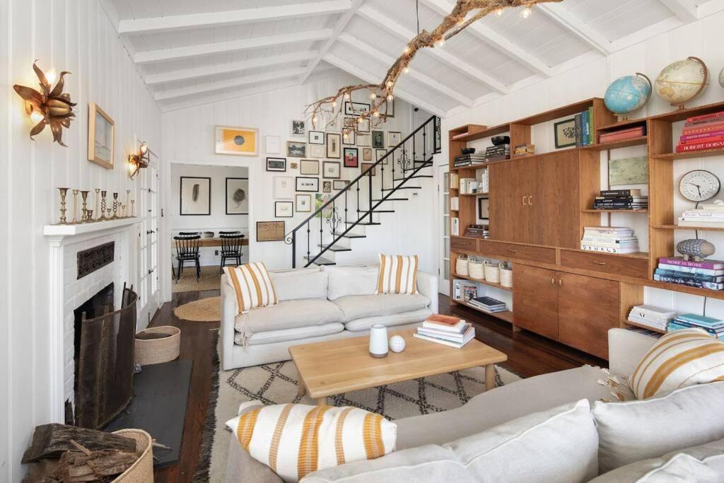 Hollywood Hills Home w Views in Laurel Canyon