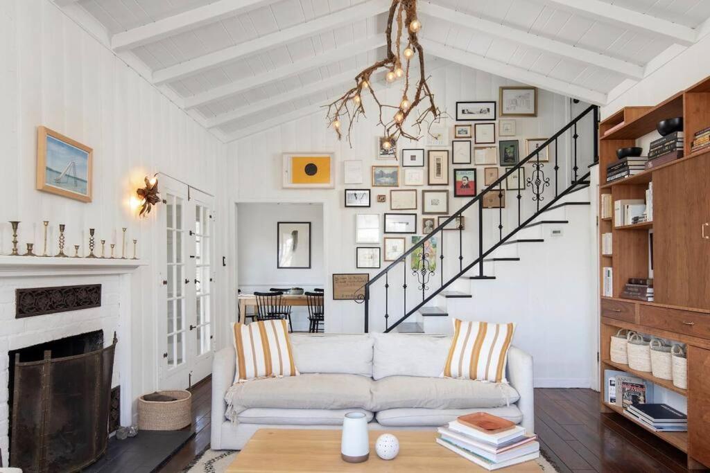 Hollywood Hills Home w Views in Laurel Canyon