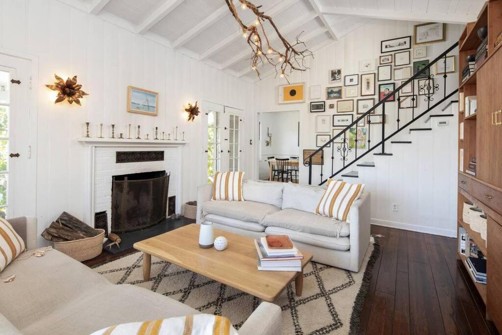 Hollywood Hills Home w Views in Laurel Canyon